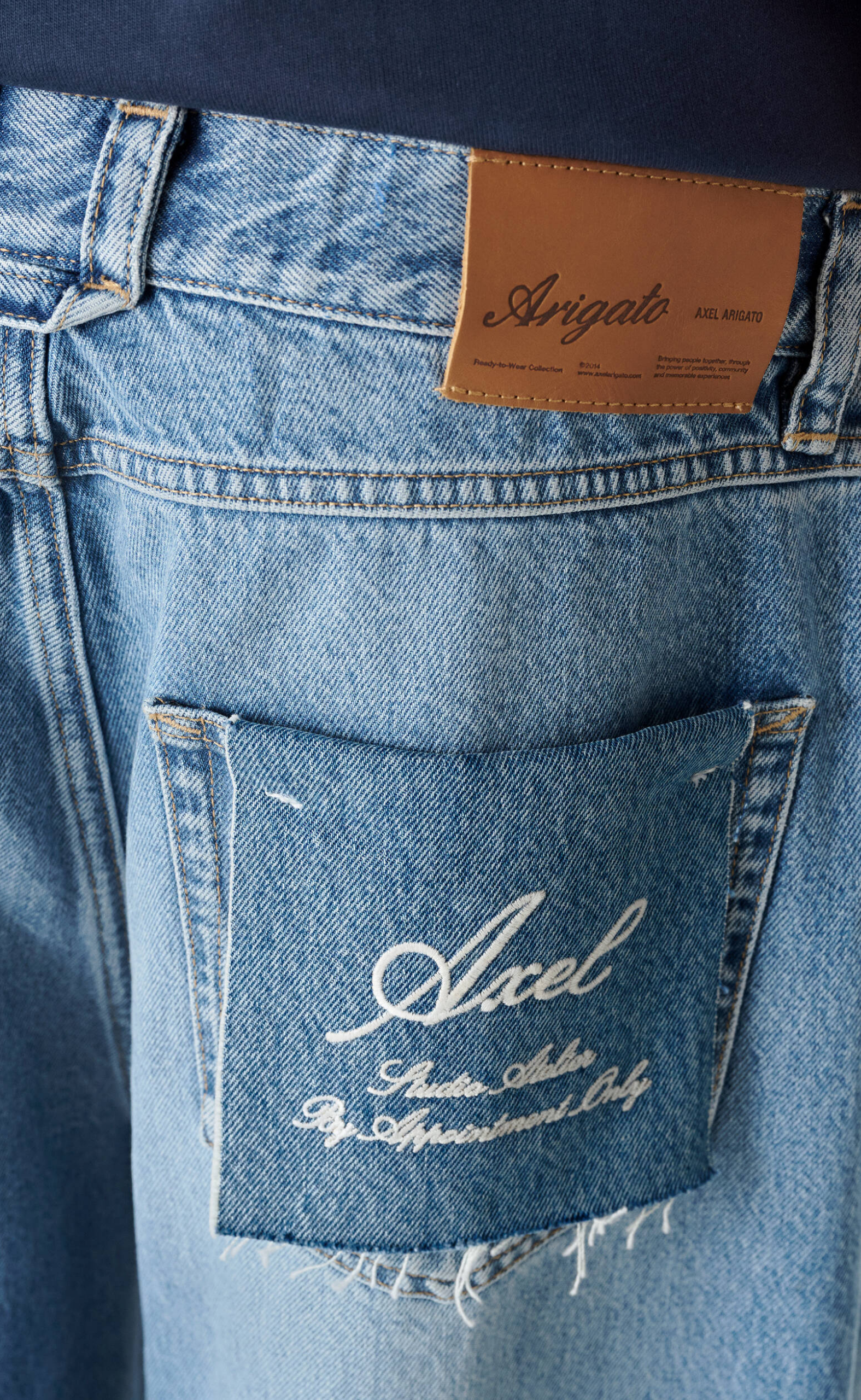 EMBROIDERED RELAXED LIGHT BLUE JEANS
