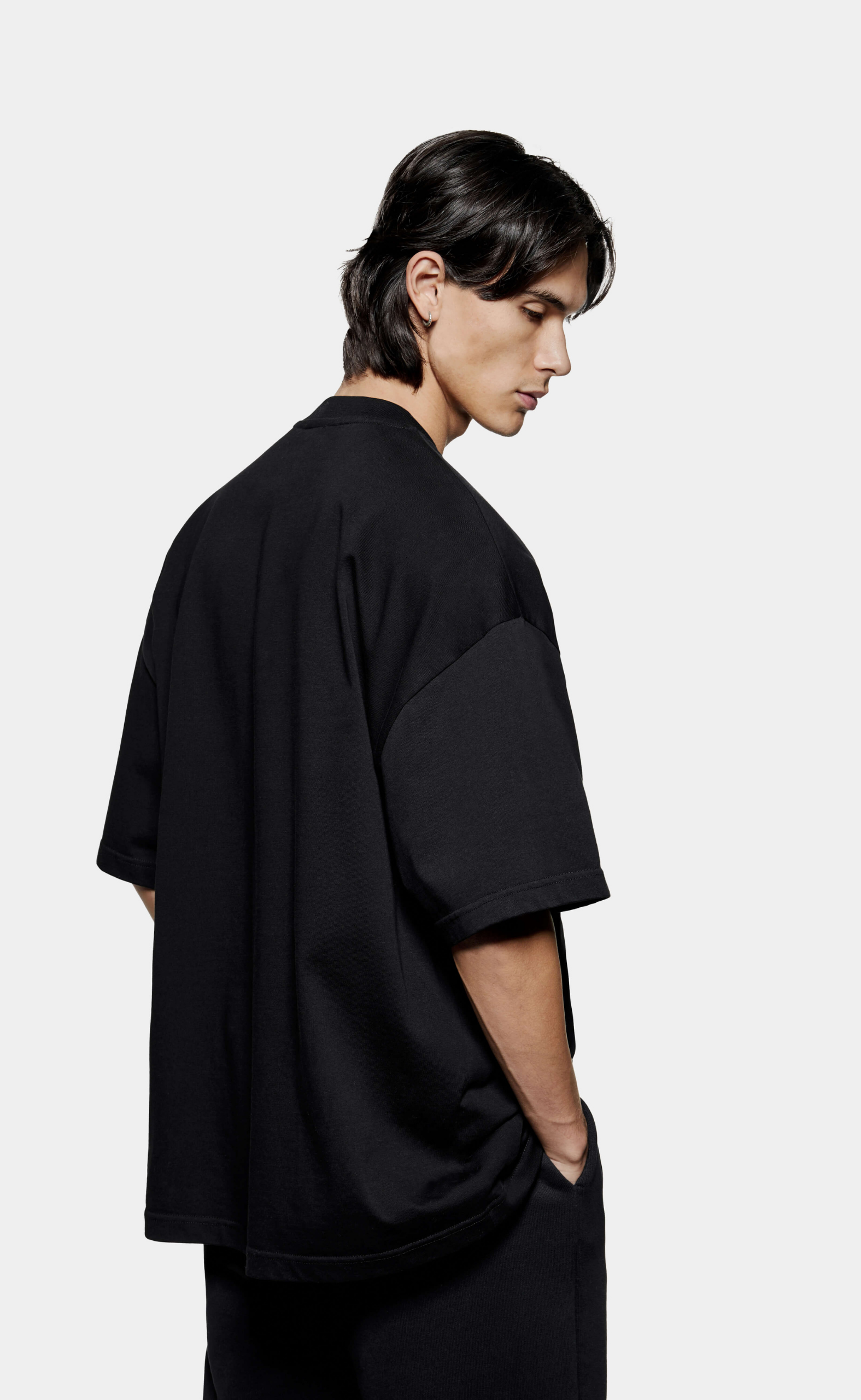 UNIFORM BLACK T-SHIRT