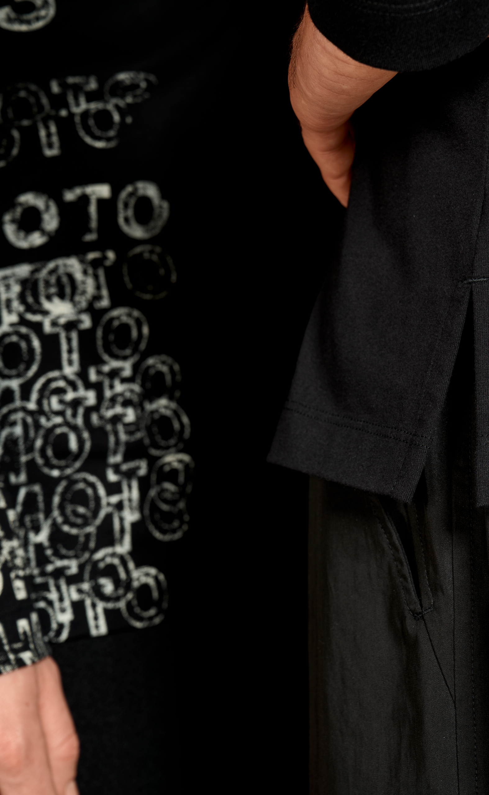 U GFX BLACK LONGSLEEVE