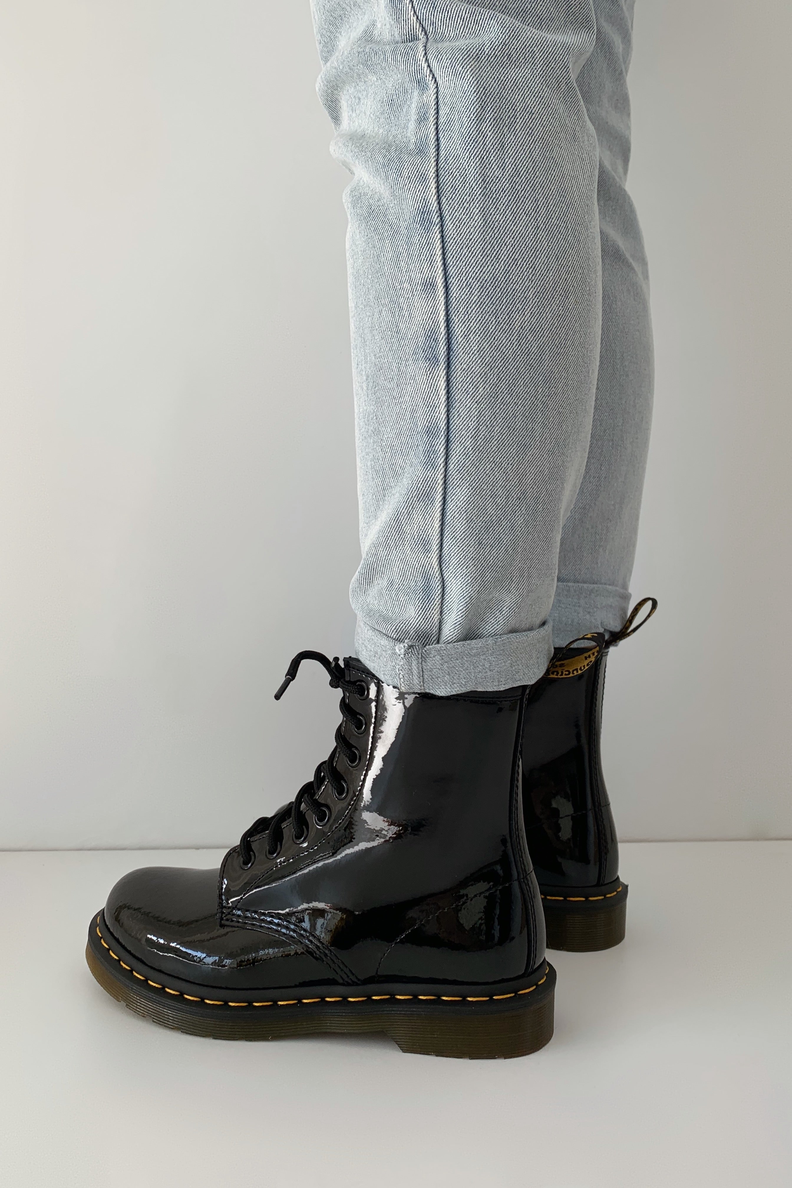 1460 W  8 Eye Boot Black Patent Lamper