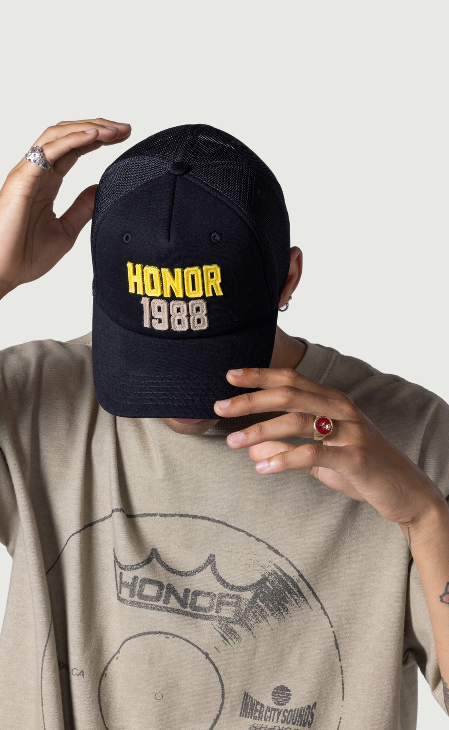 HONOR 1988 TRUCKER BLACK HAT