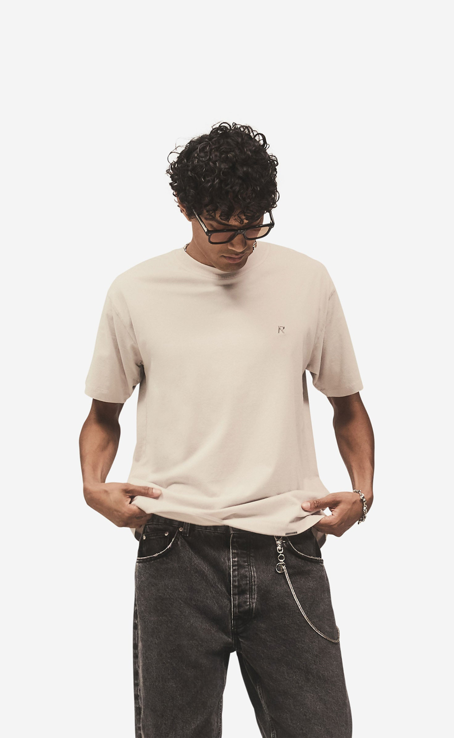 METAL INITIAL R CONCRETE T-SHIRT