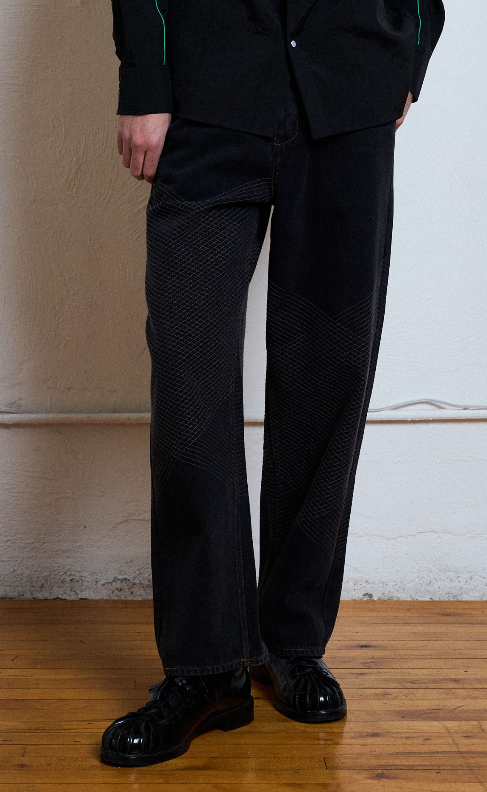 GRID EMBROIDERED BAGGY BLACK JEANS
