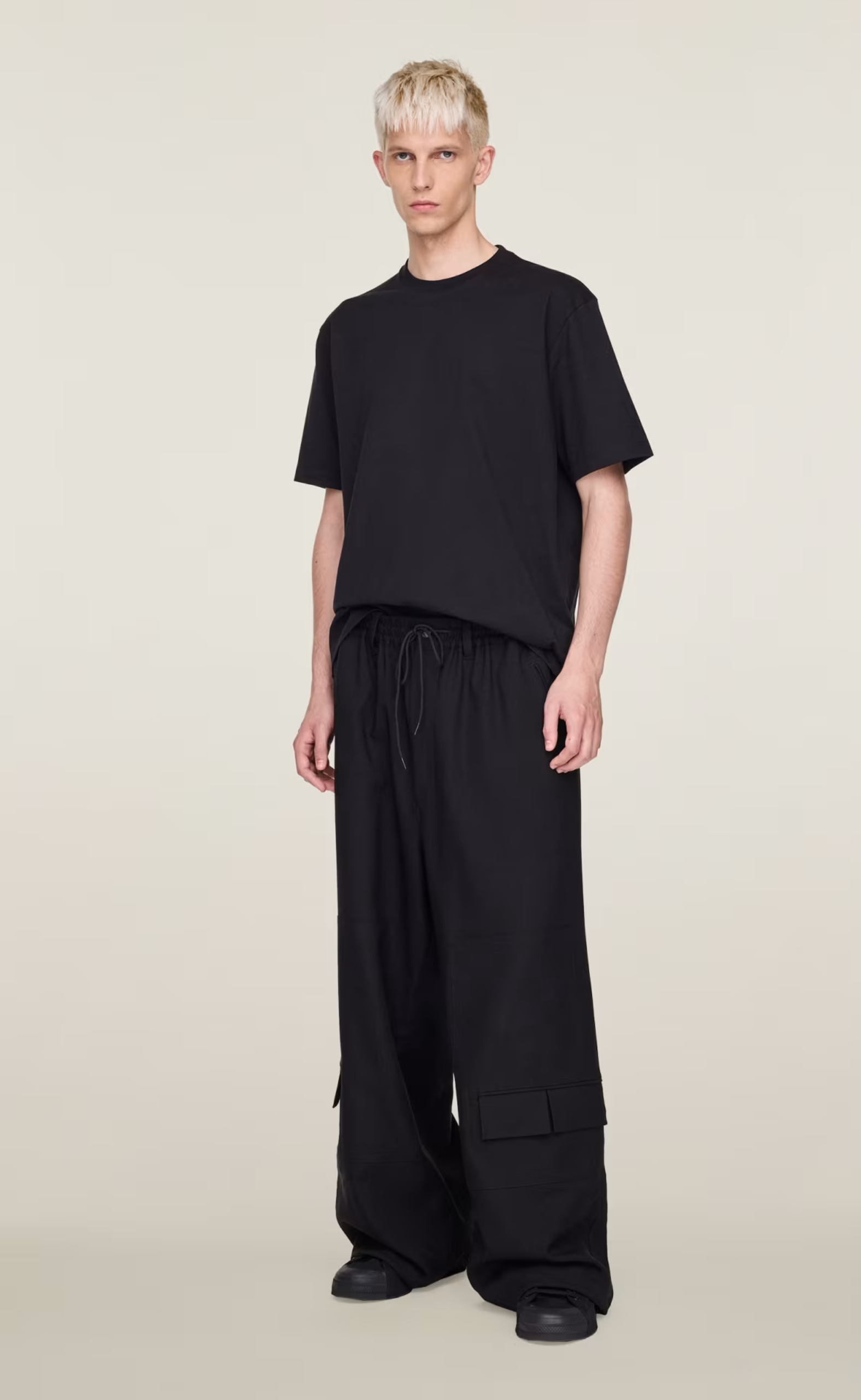 GRAPHIC BLACK T-SHIRT