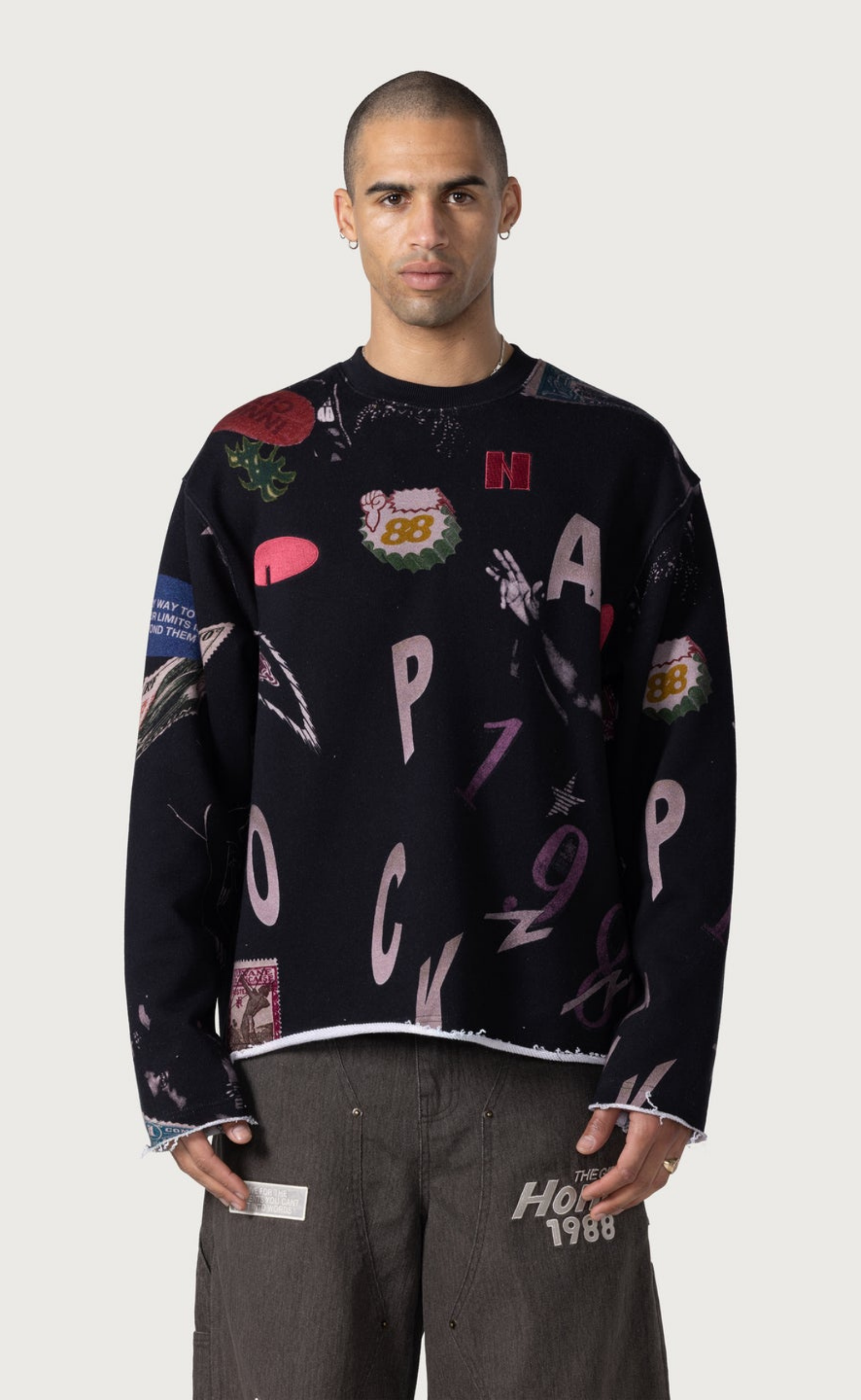 COLLAGE NECK BLACK CREWNECK