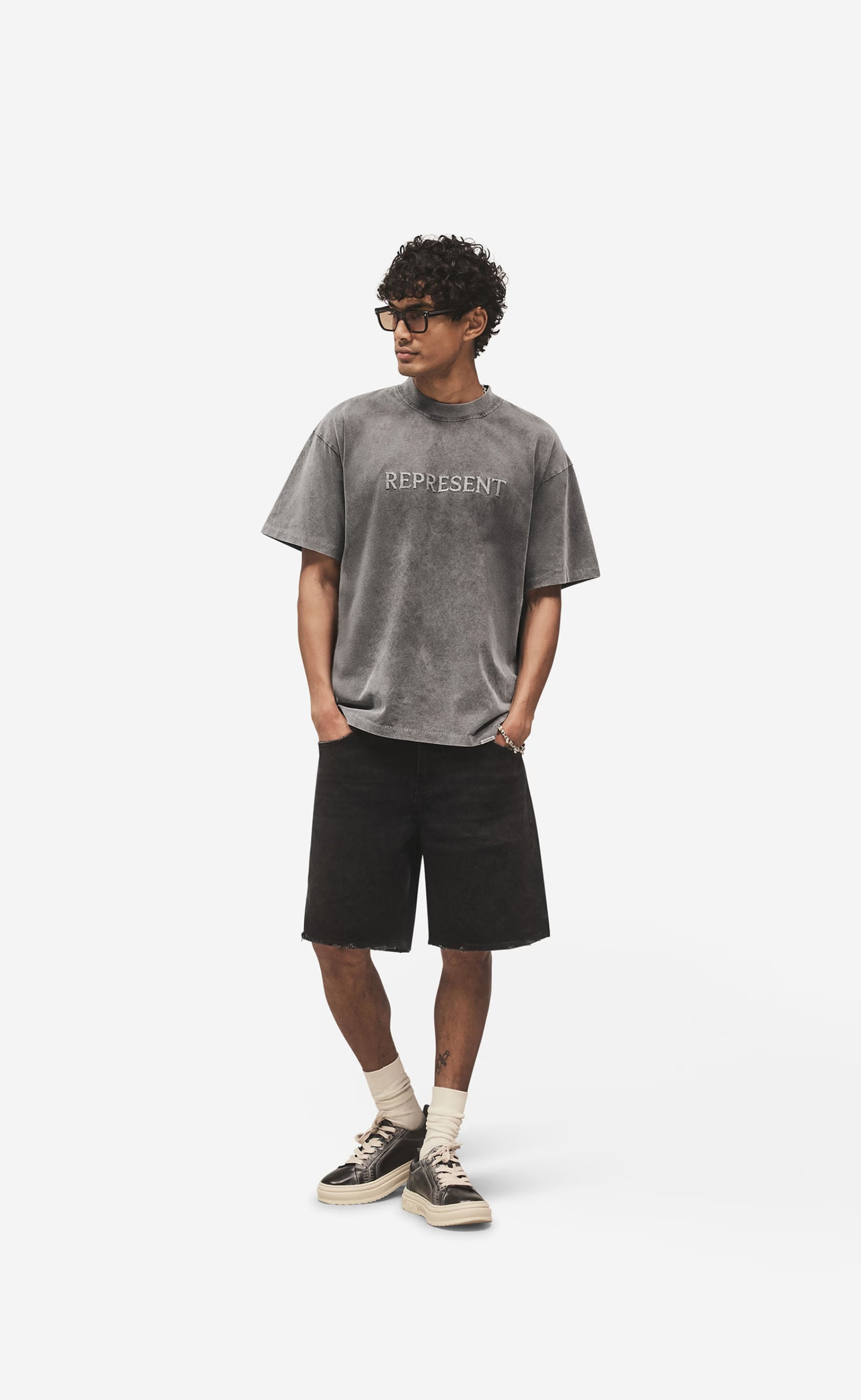 EMBROIDERED SERIF VINTAGE GREY T-SHIRT