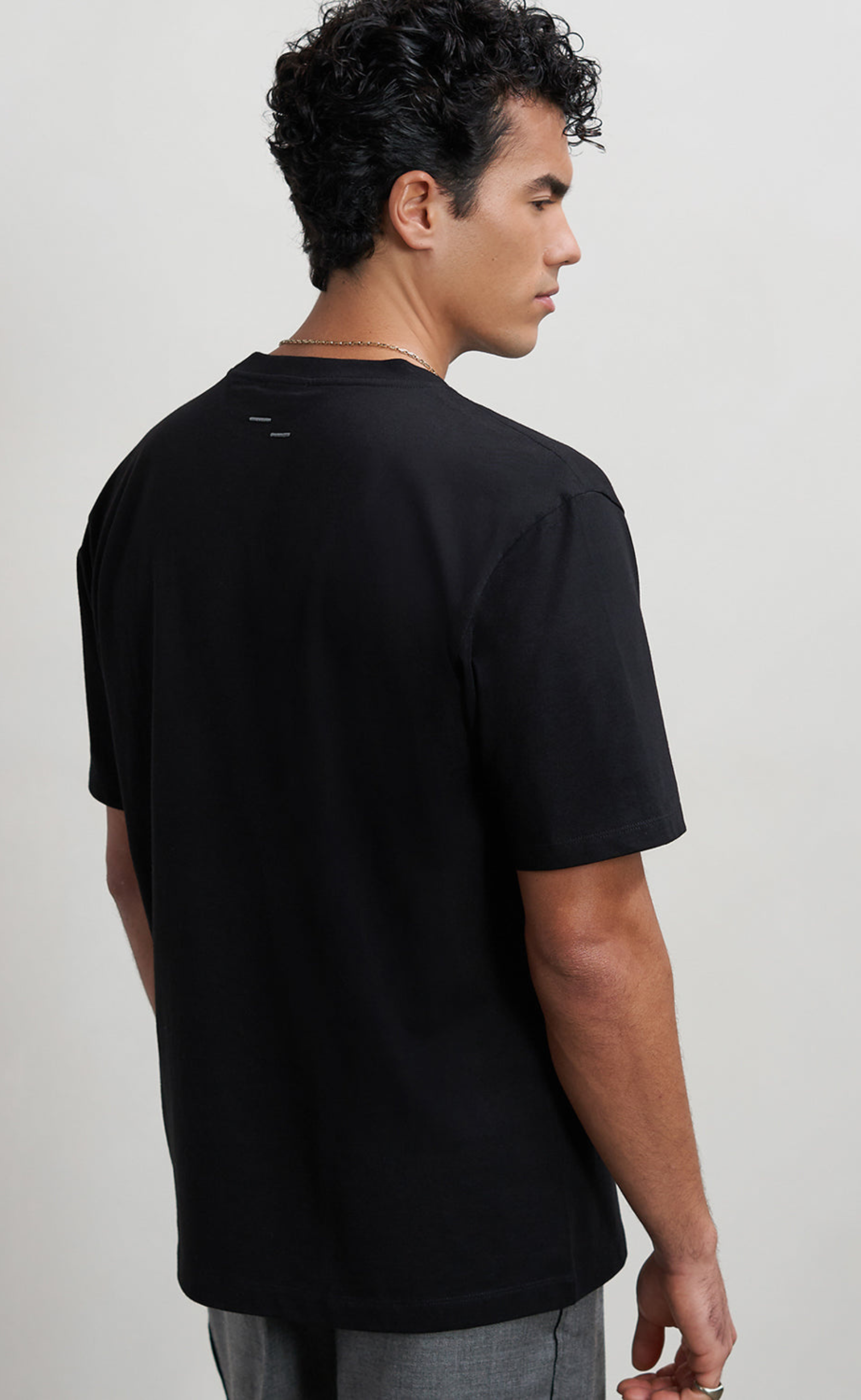 EMBROIDERED KNOT BLACK T-SHIRT