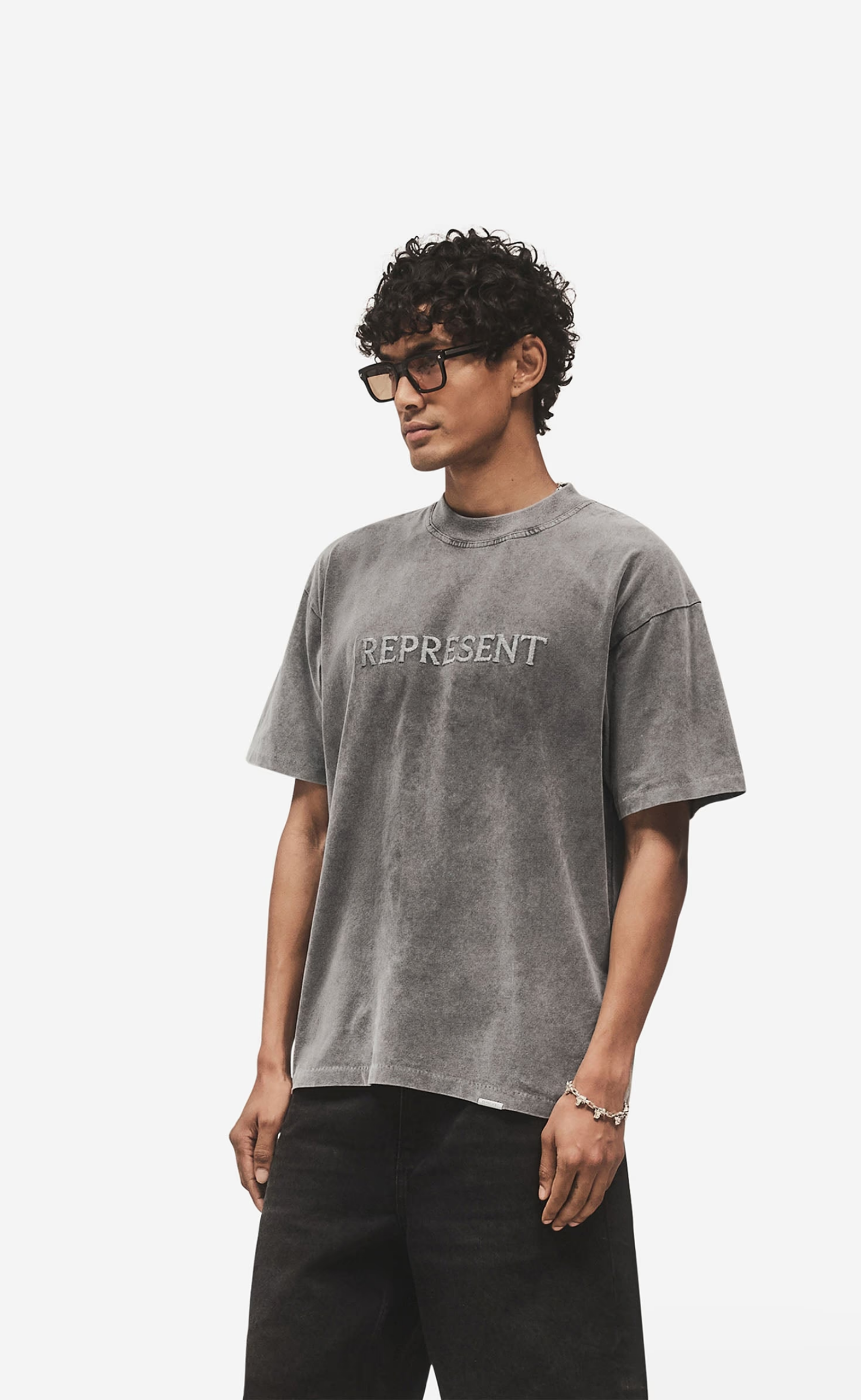 EMBROIDERED SERIF VINTAGE GREY T-SHIRT