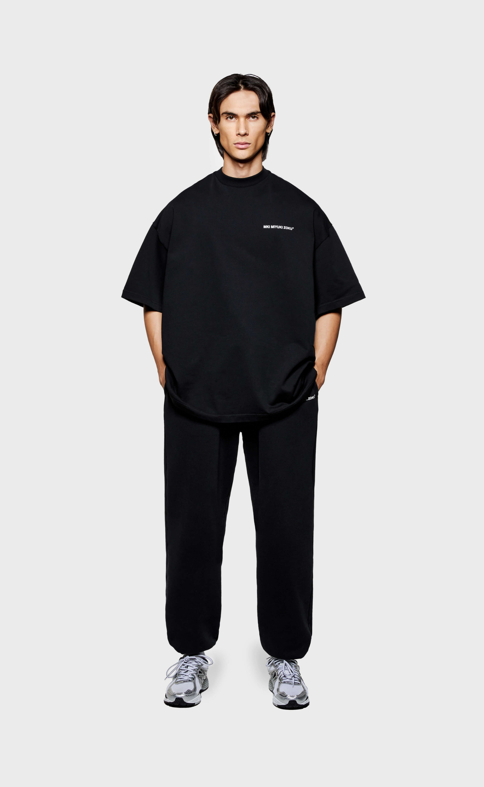 UNIFORM BLACK T-SHIRT