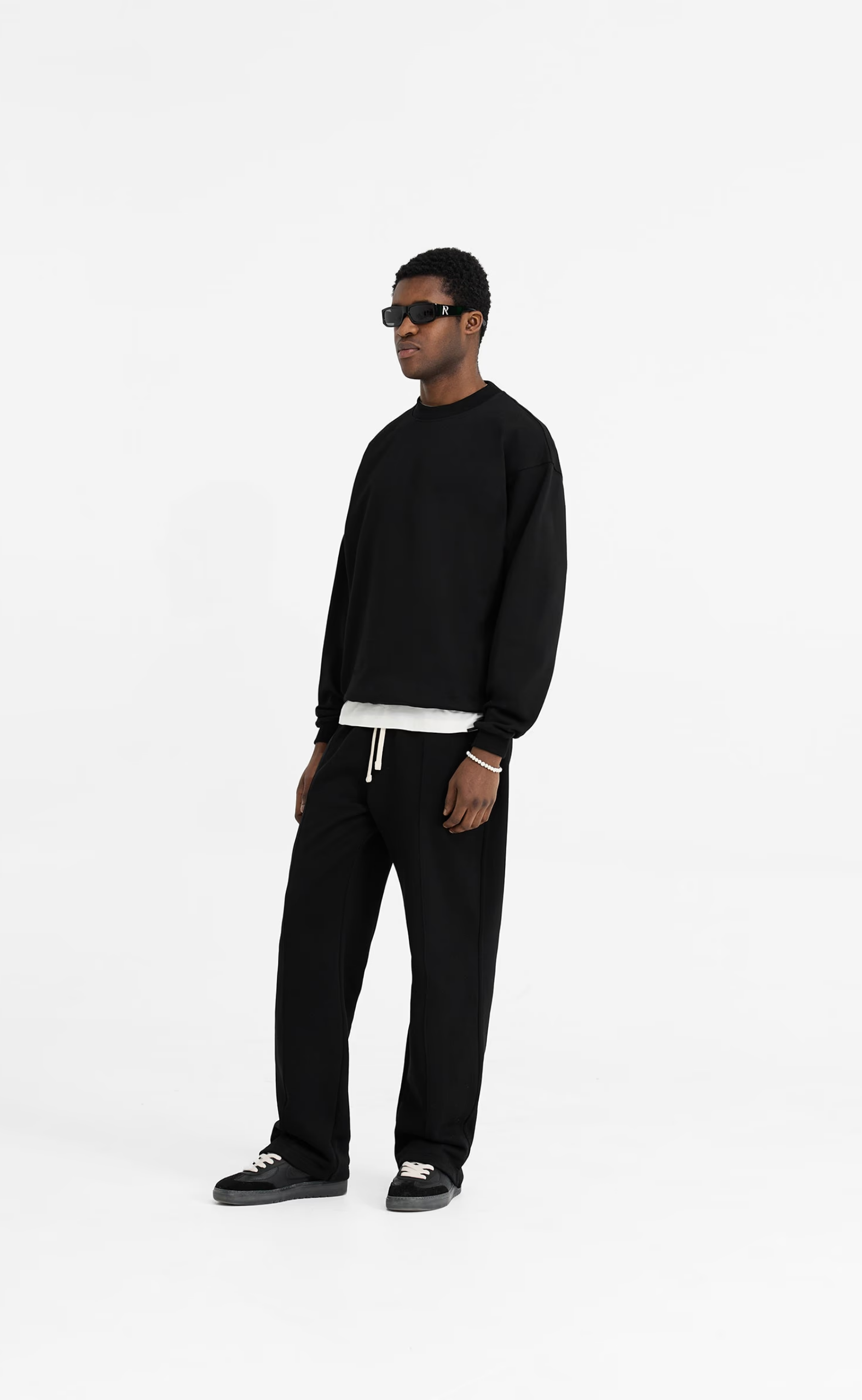 INITIAL BLACK CREWNECK