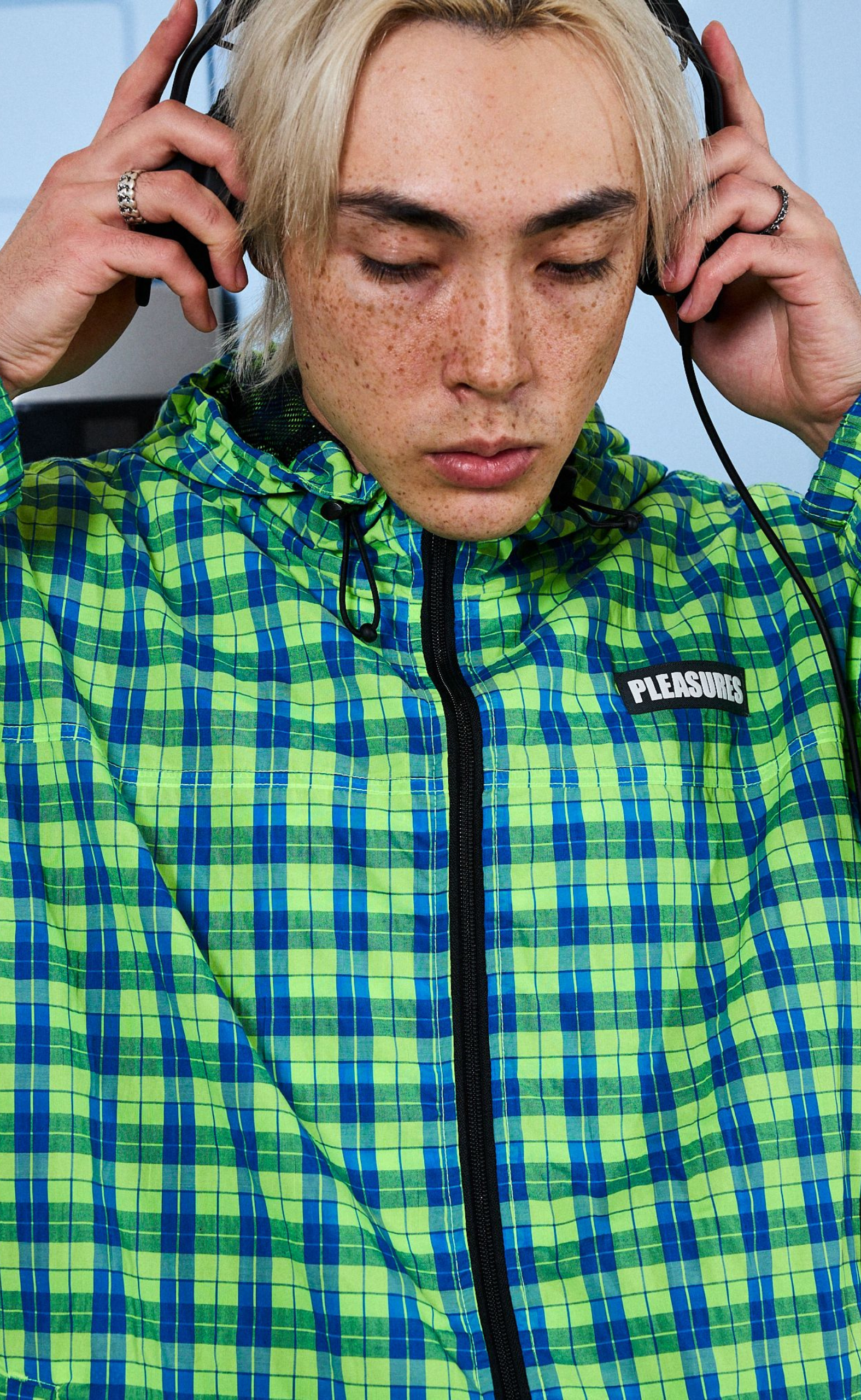 PRACTICE HOODED NEON JACKET