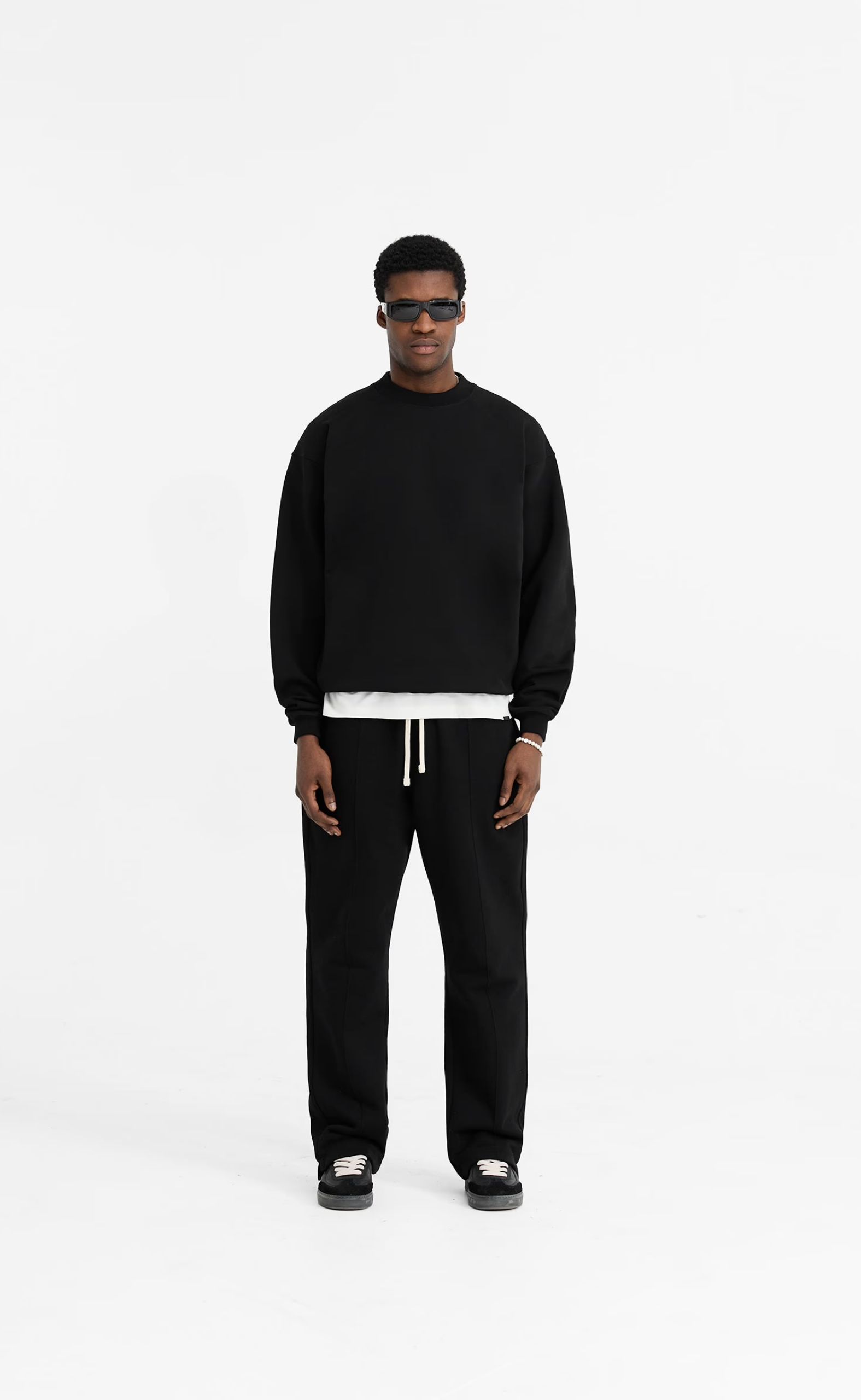 INITIAL BLACK CREWNECK