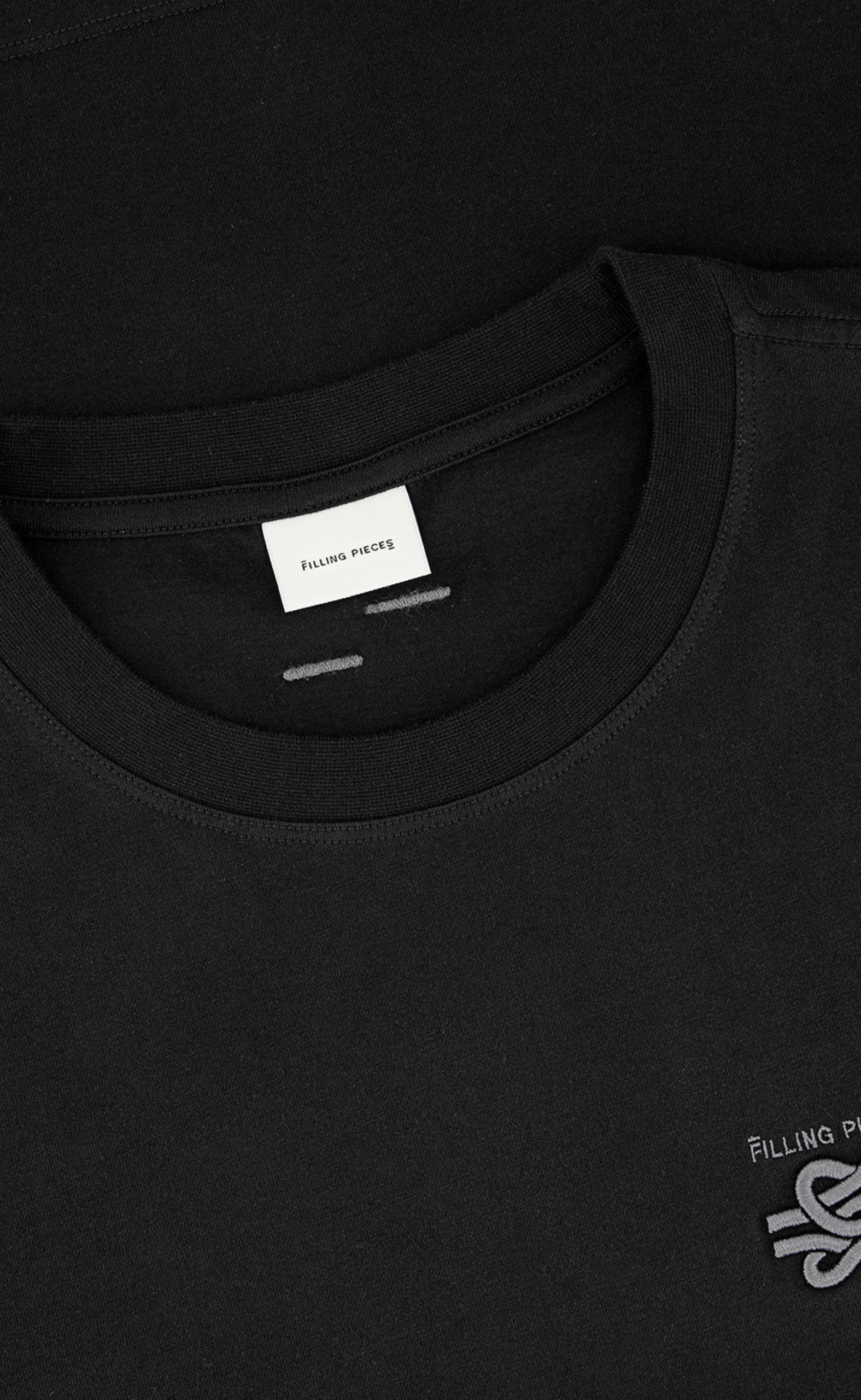EMBROIDERED KNOT BLACK T-SHIRT
