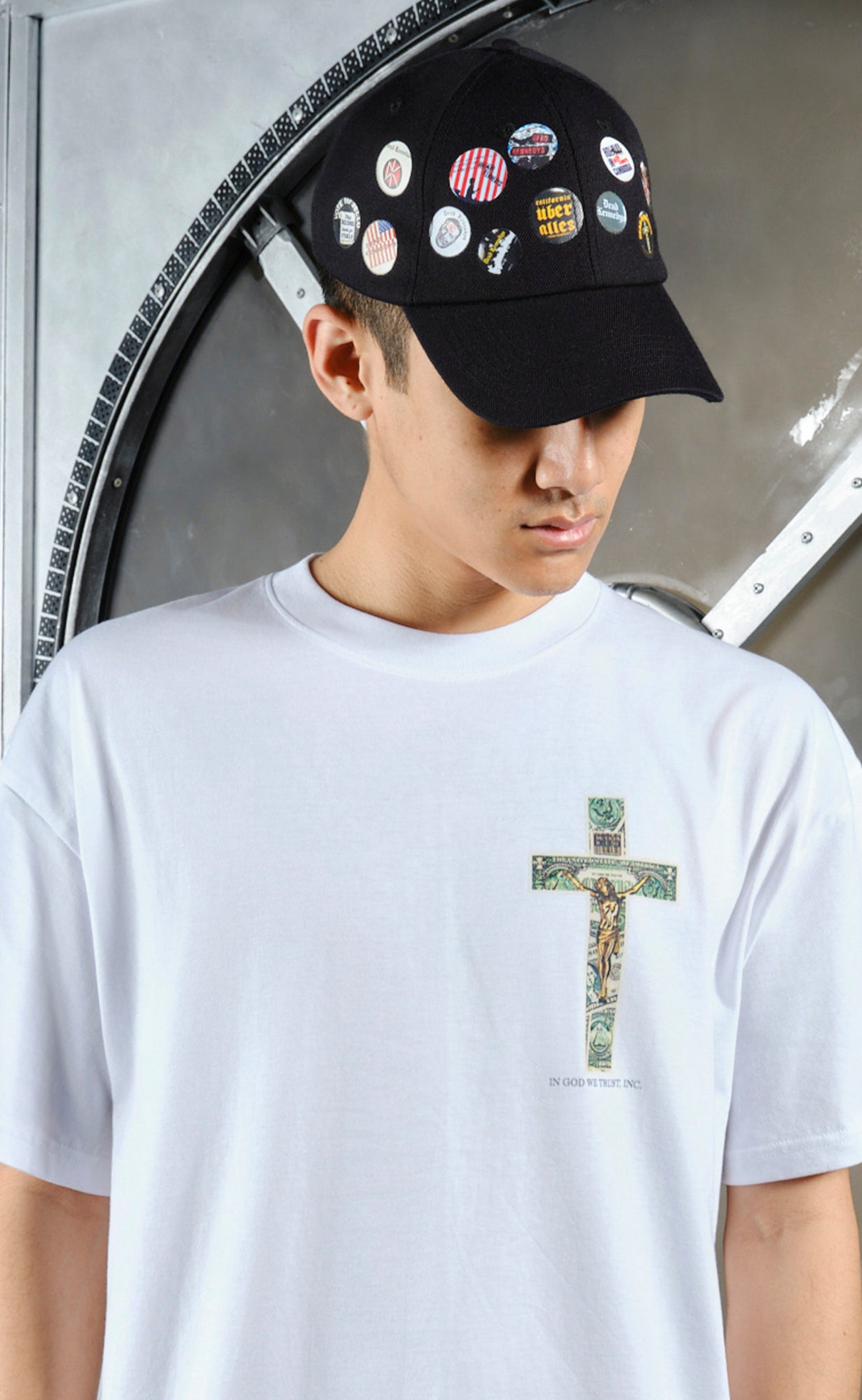 BUTTONS BLACK CAP