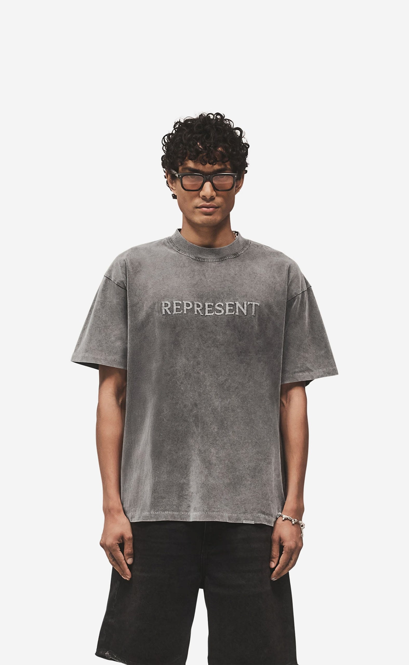 EMBROIDERED SERIF VINTAGE GREY T-SHIRT