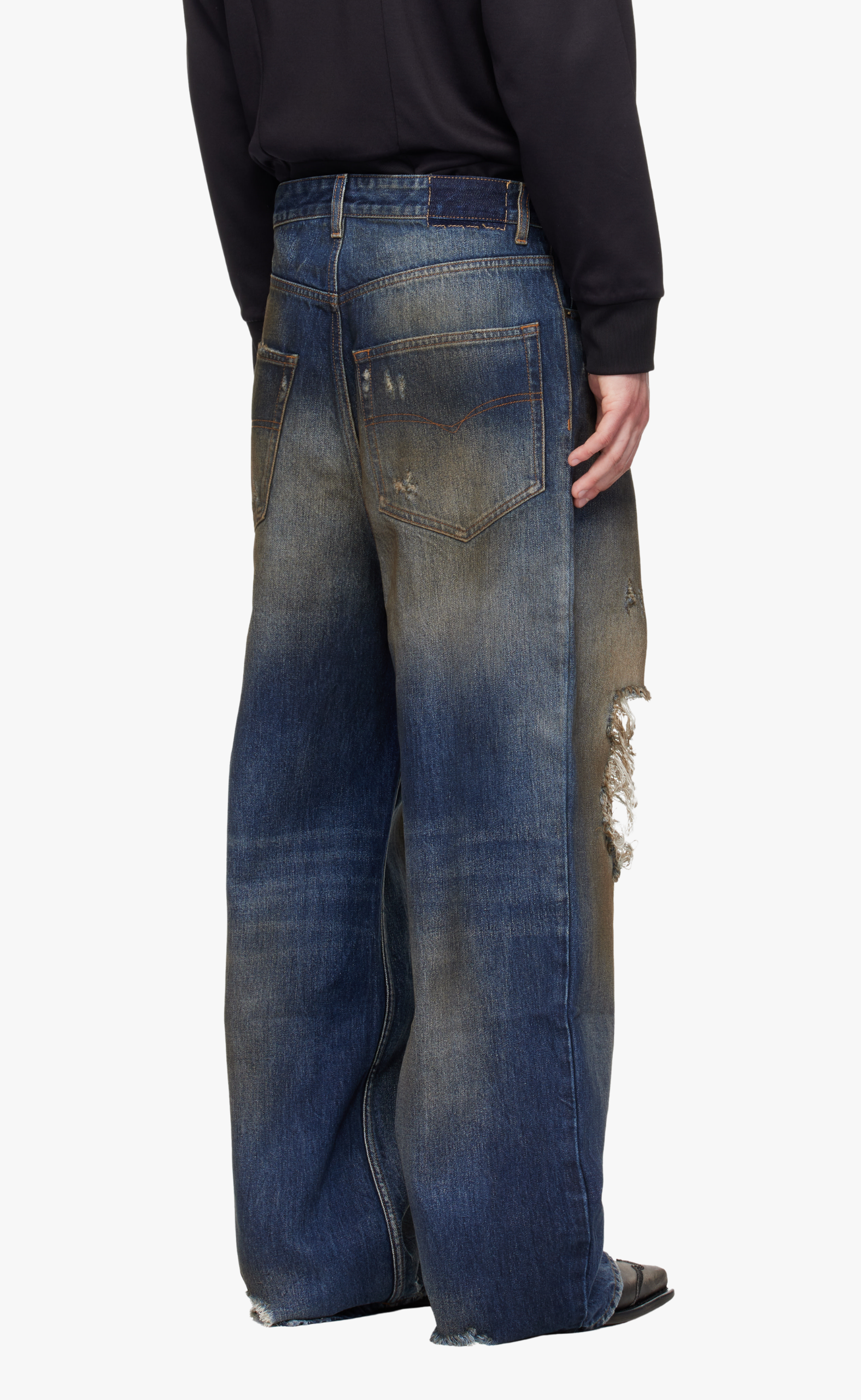 DISTRESSED BLUE JEANS