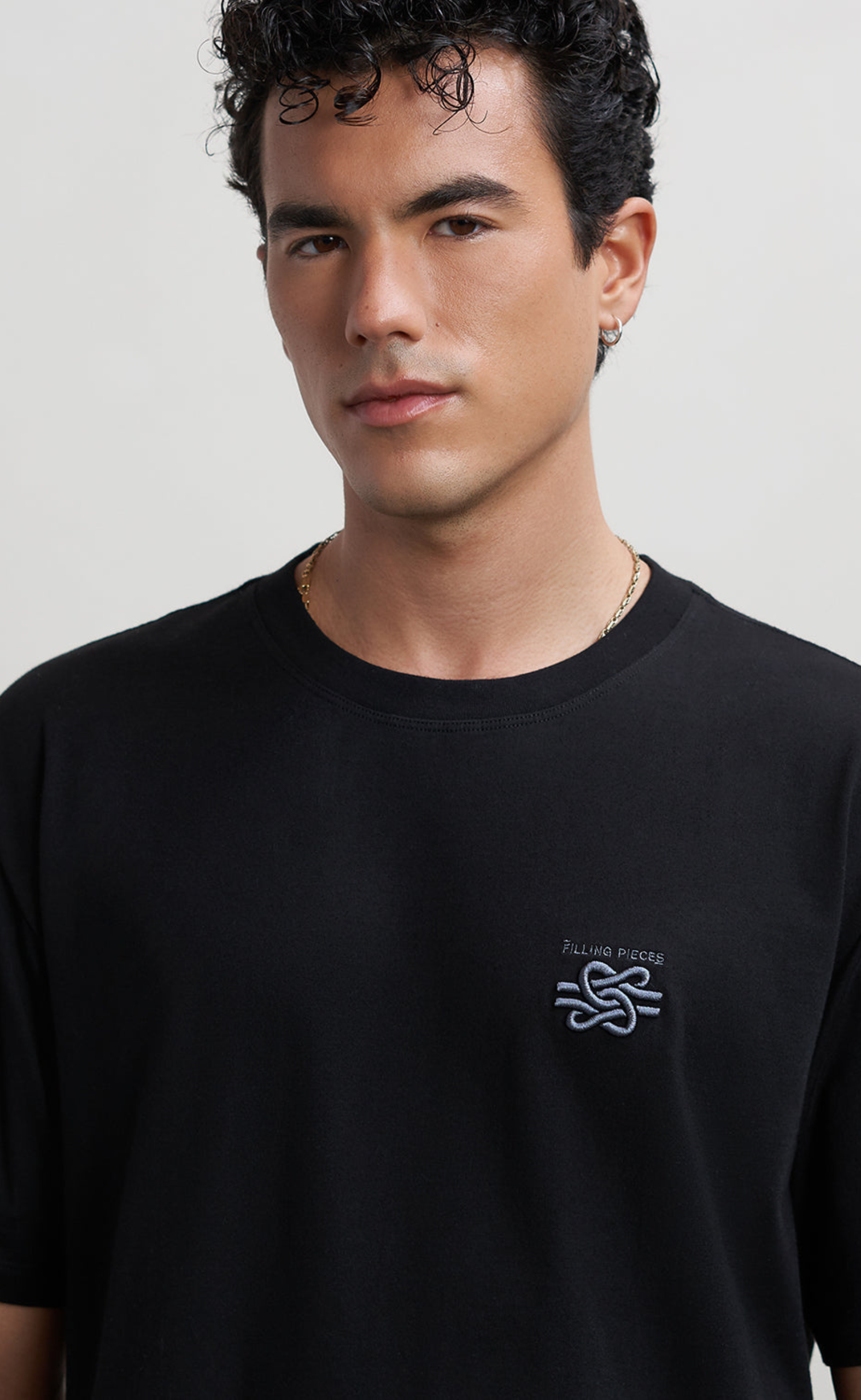 EMBROIDERED KNOT BLACK T-SHIRT