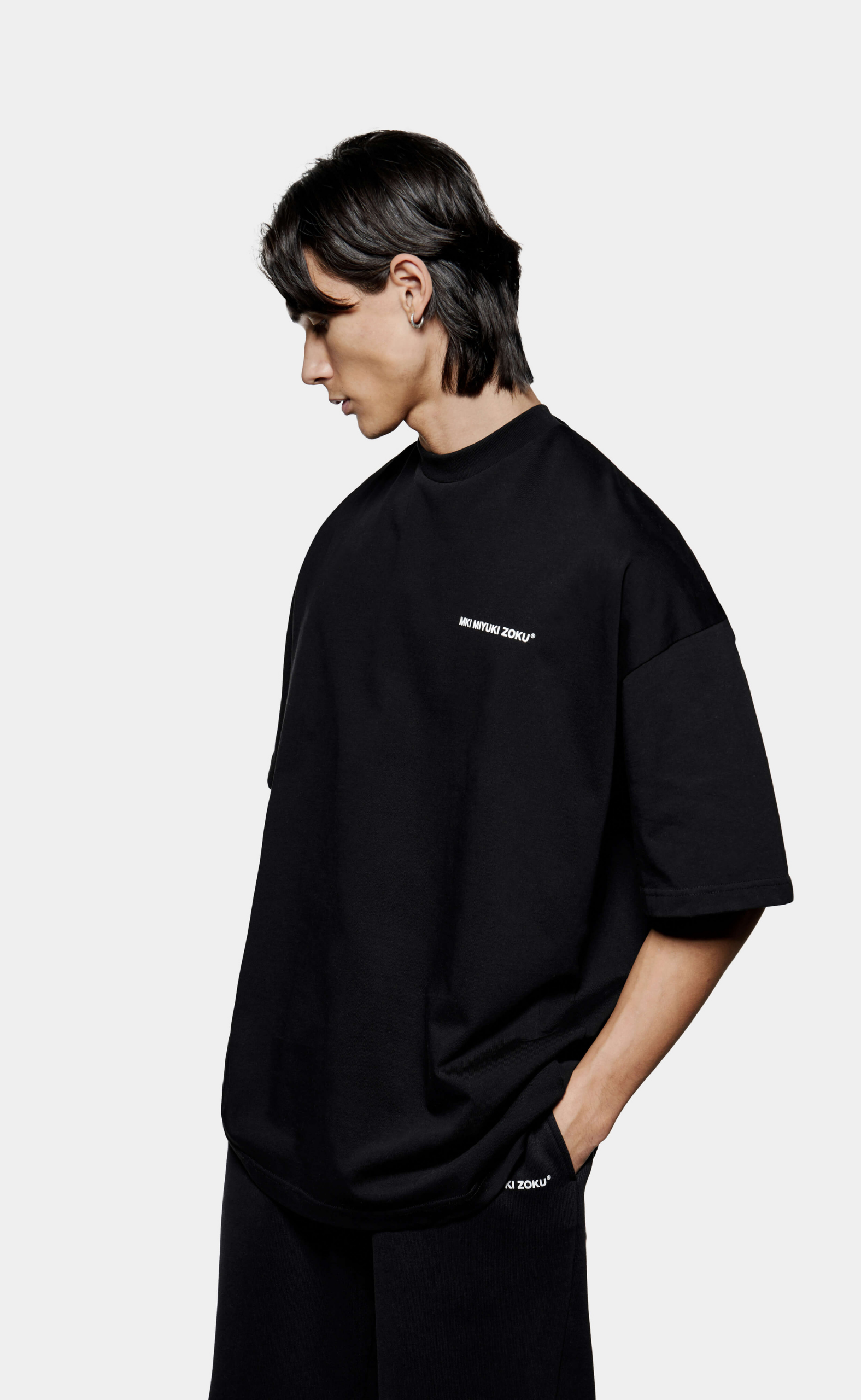 UNIFORM BLACK T-SHIRT