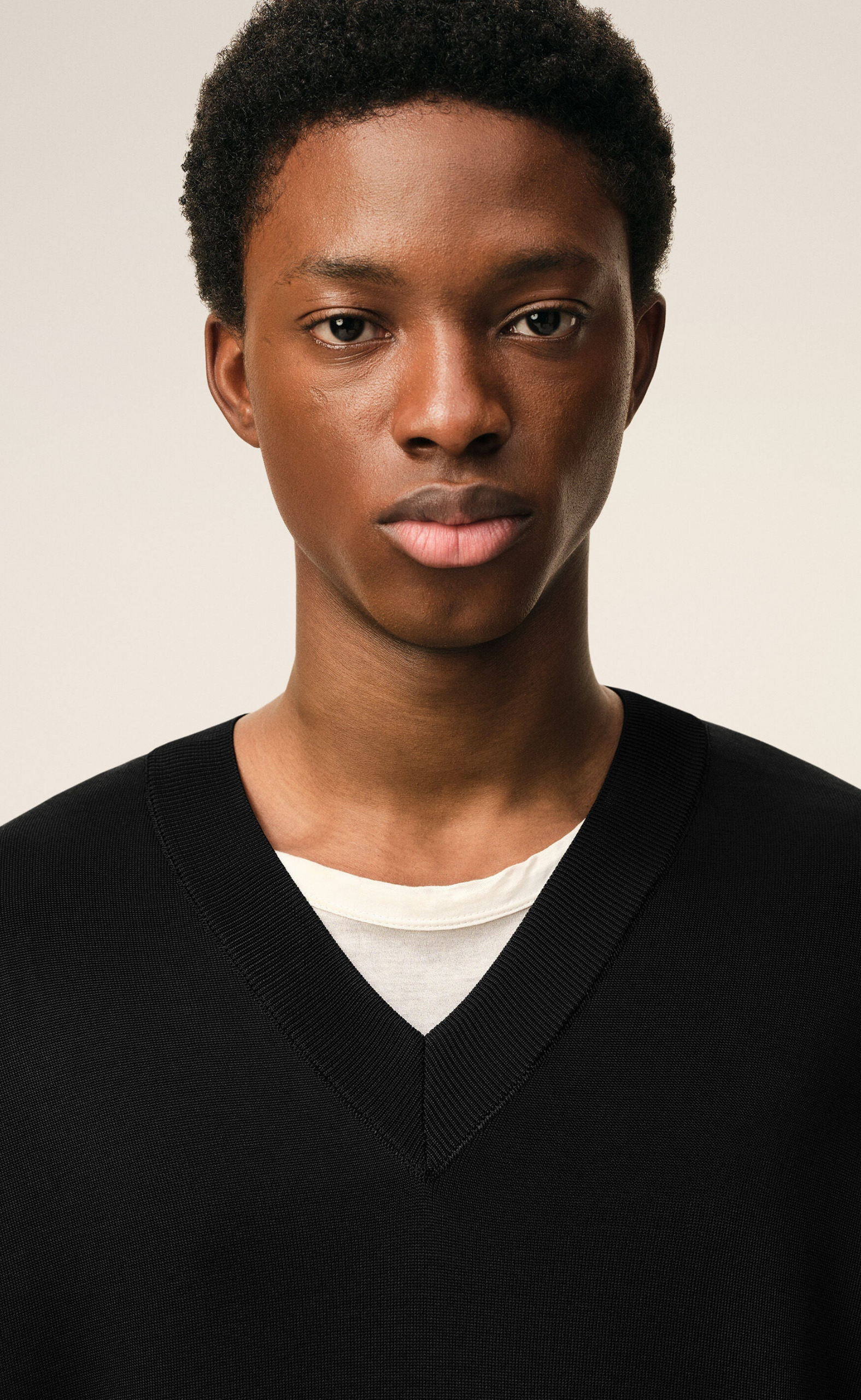 WOOL SHORT SLEEVE V NECK BLACK T-SHIRT