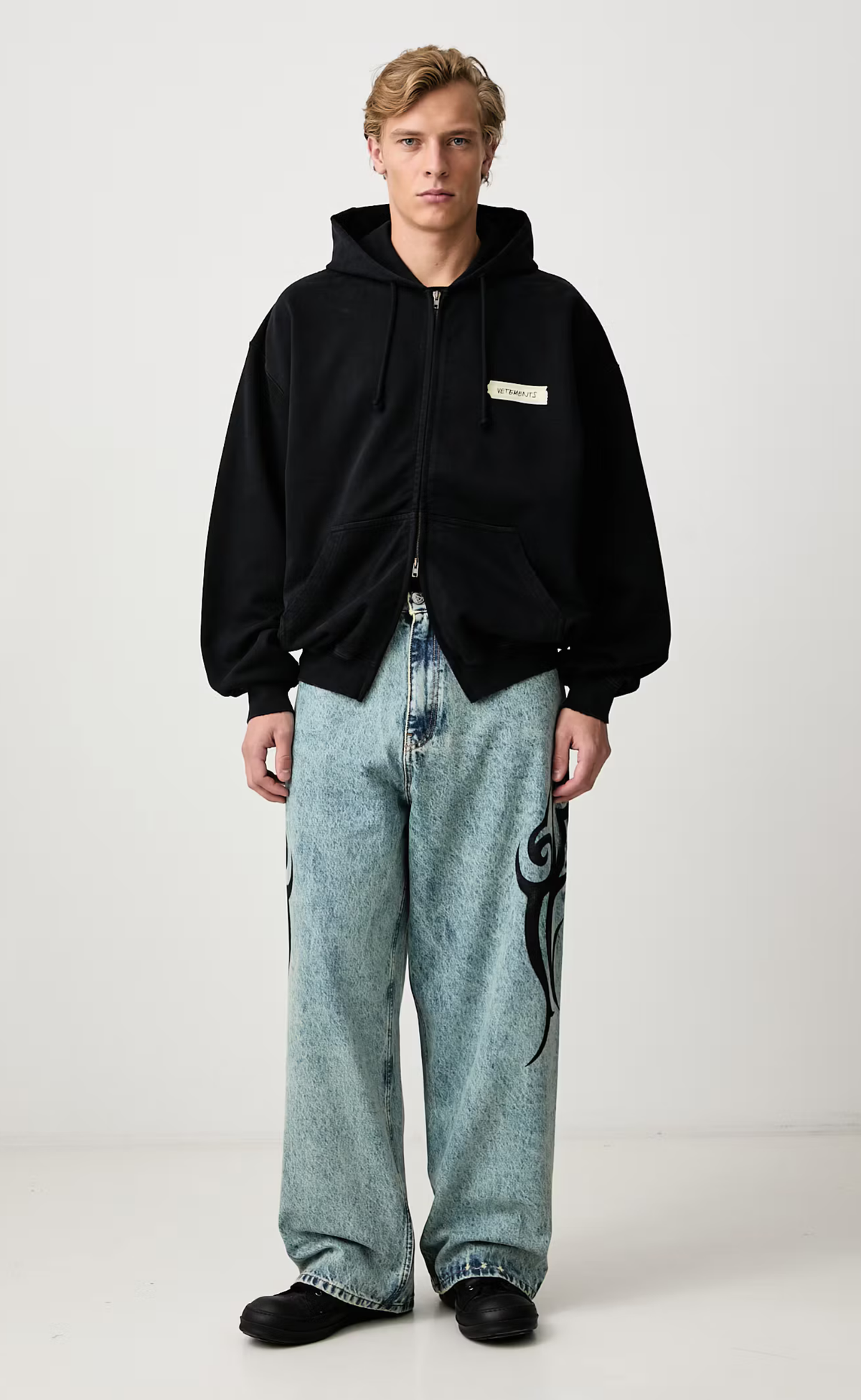 SCRIBBLED LOGO ZIP WASHED BLACK HOODIE