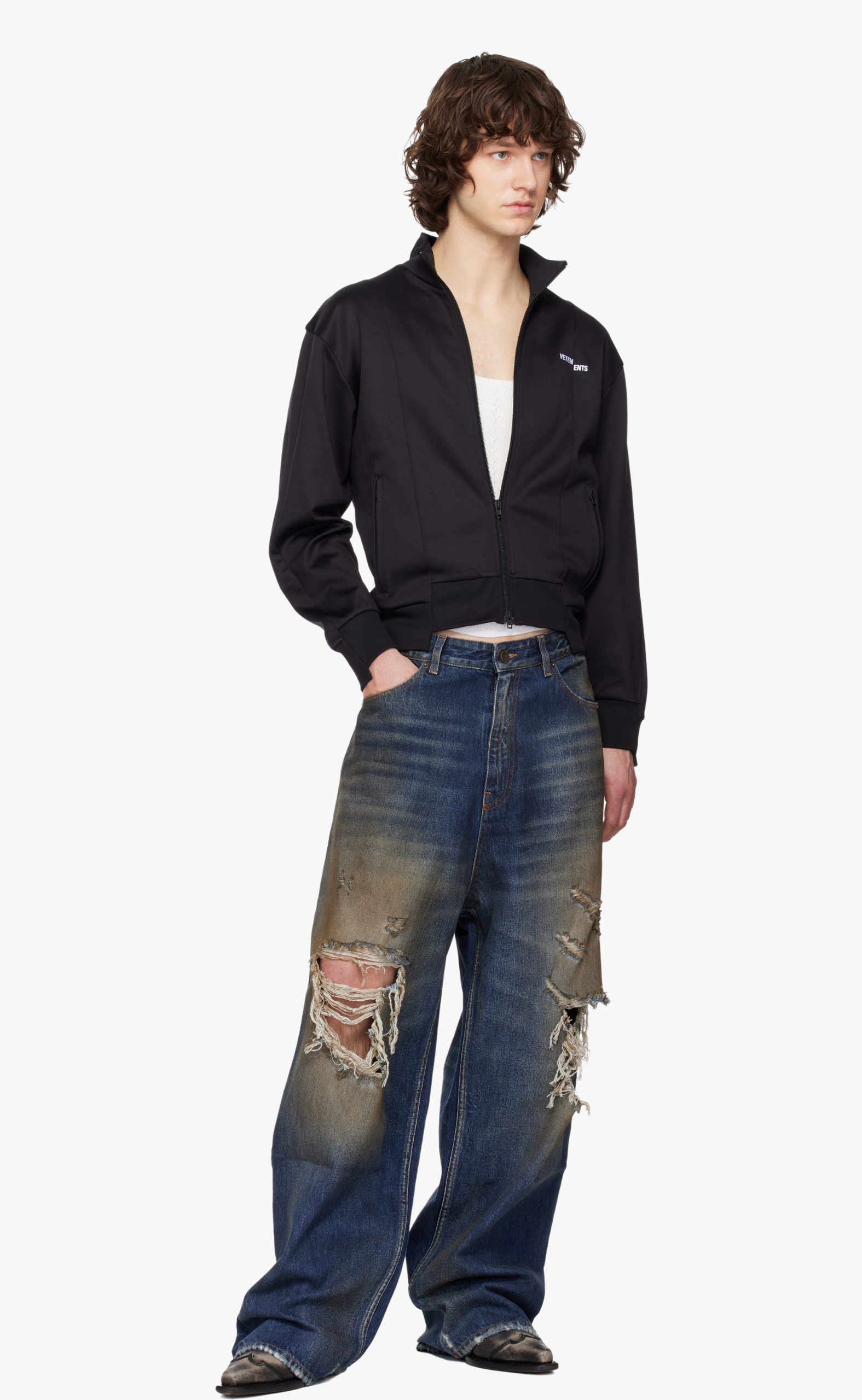 DISTRESSED BLUE JEANS
