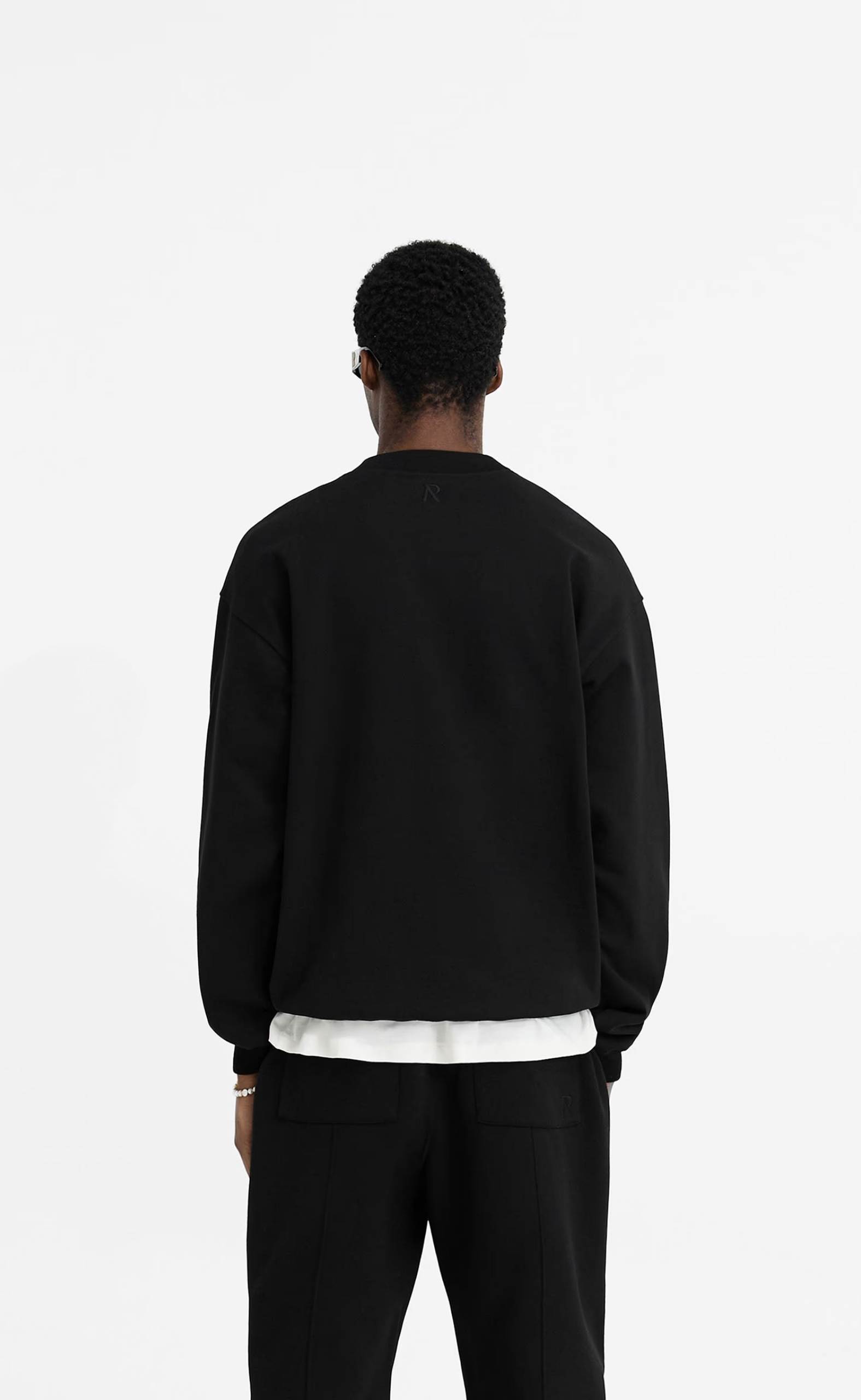 INITIAL BLACK CREWNECK