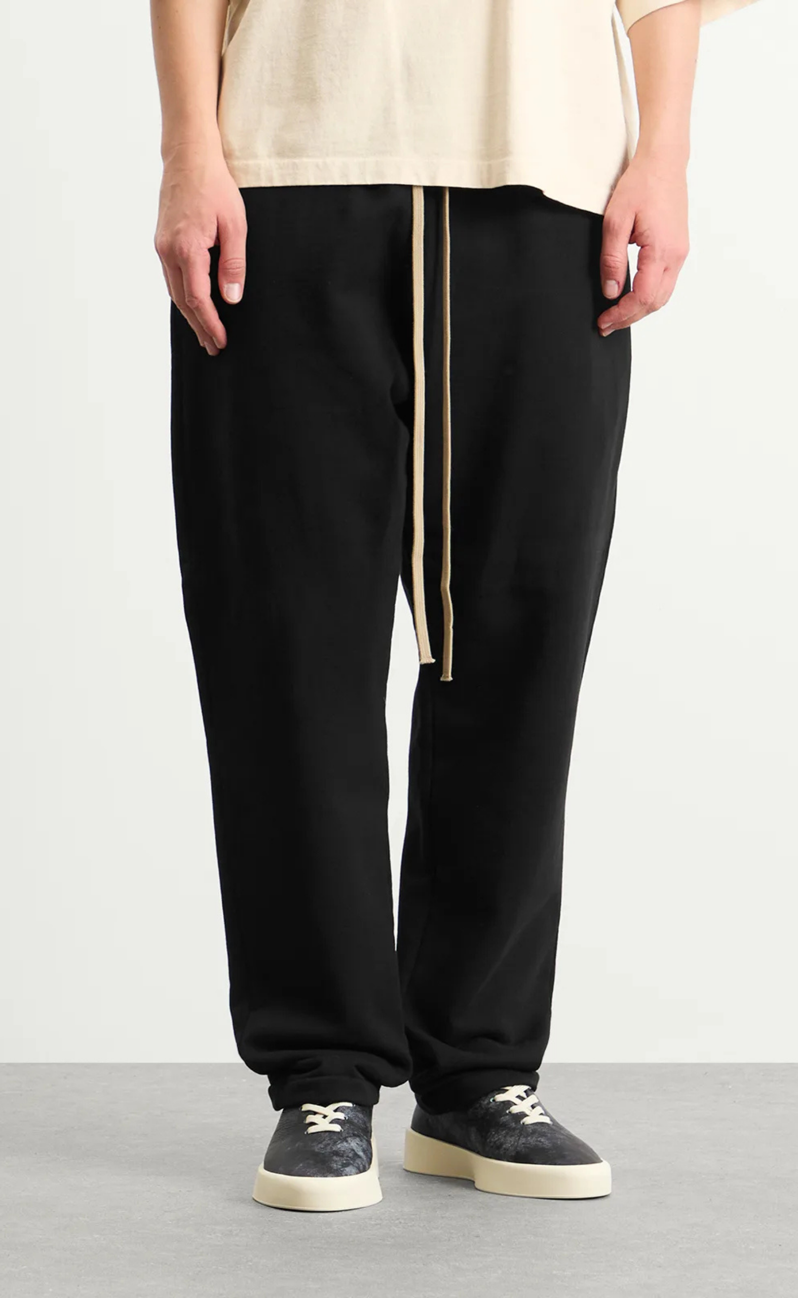 RELAXED BLACK SWEATPANT