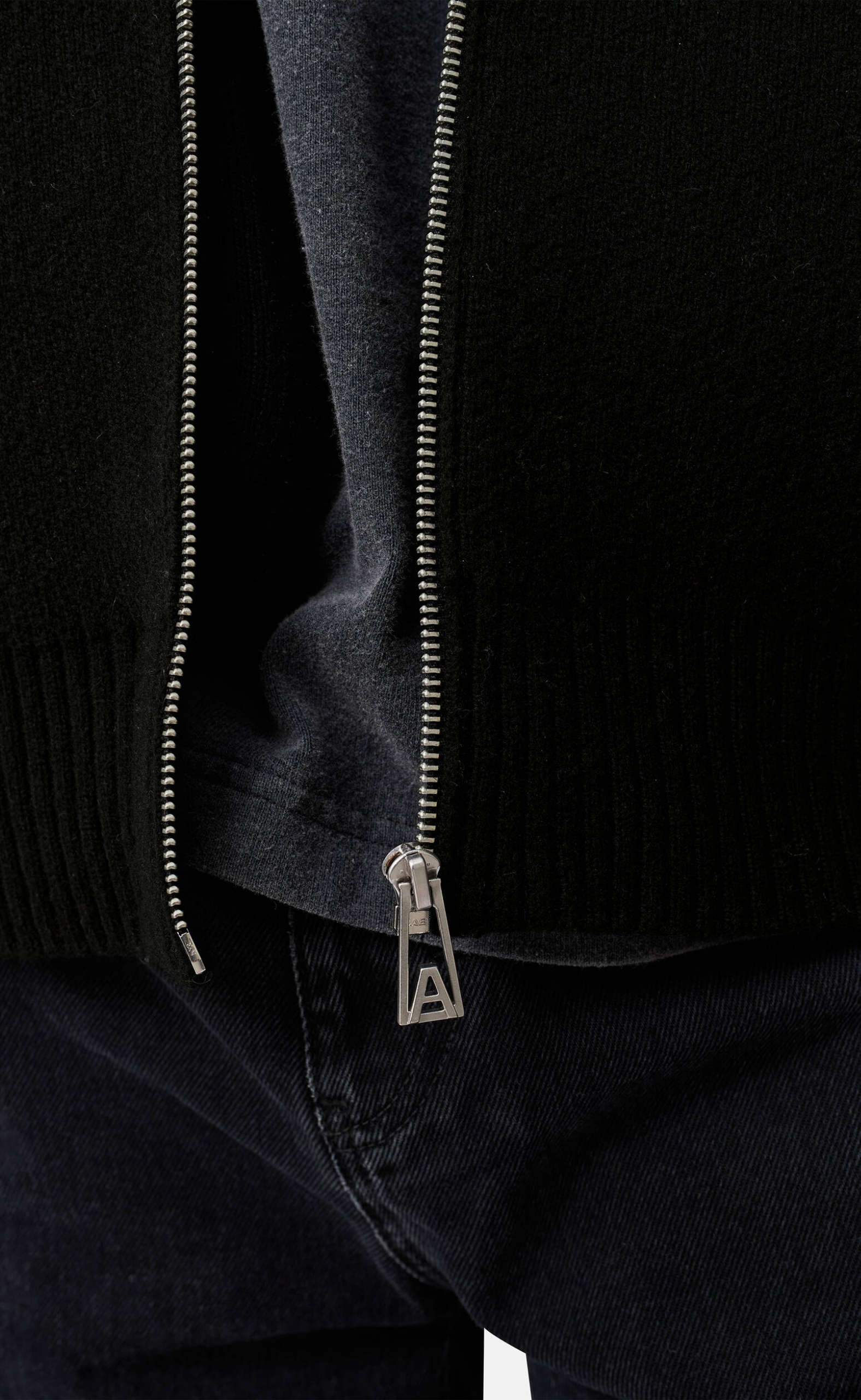 CORE ZIP-UP BLACK SWEATER