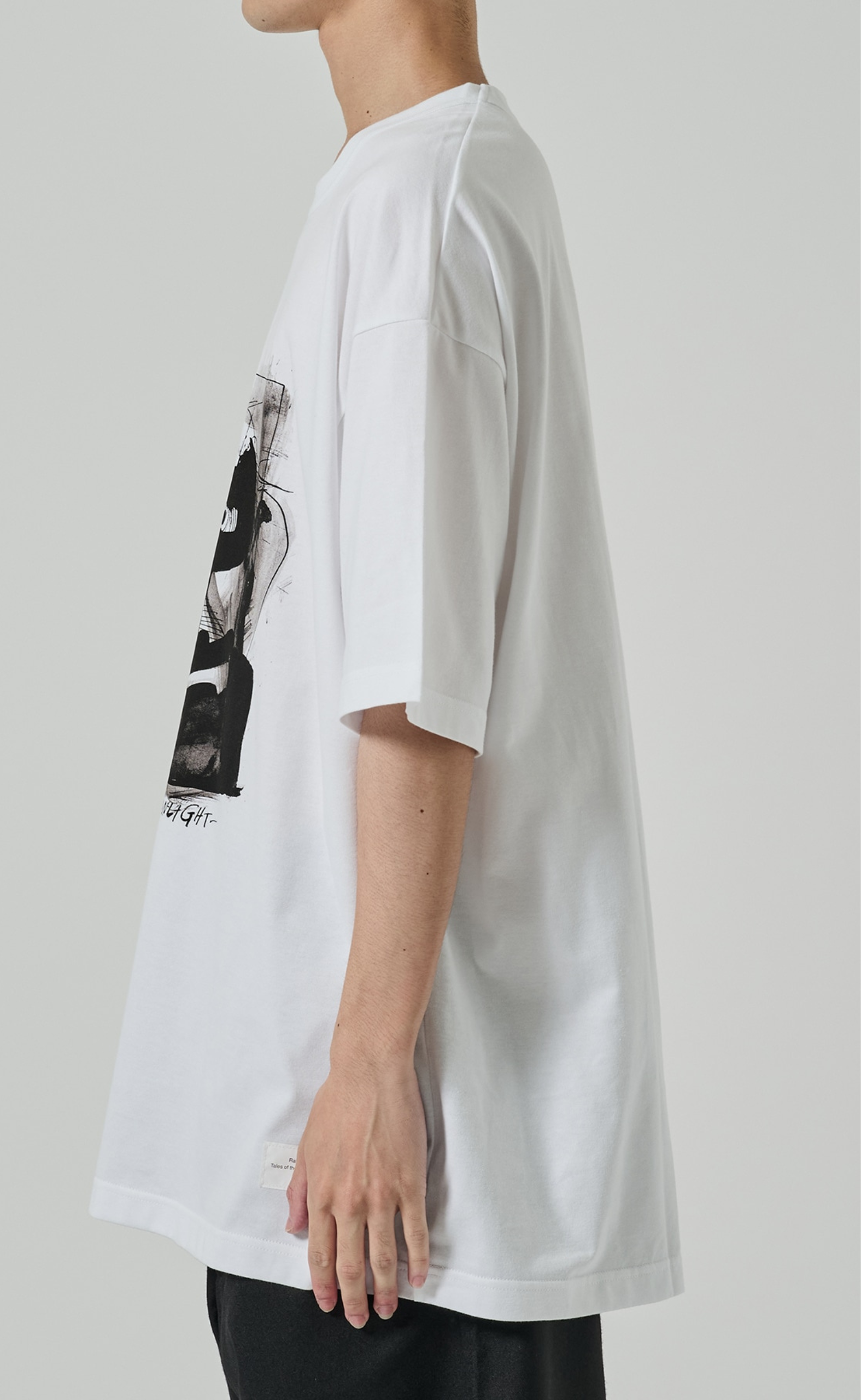 ARTWORK PRINT WHITE BLACK T-SHIRT