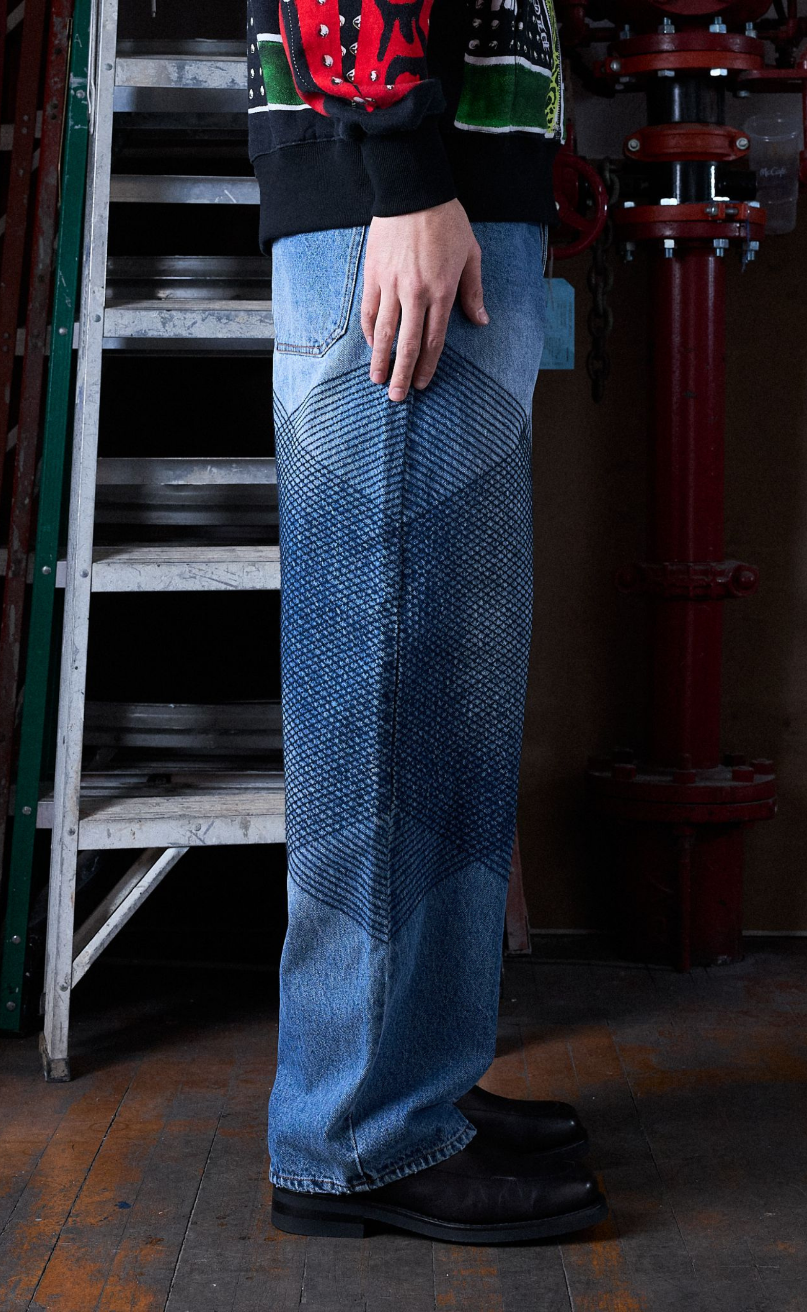 GRID EMBROIDERED BAGGY INDIGO JEANS