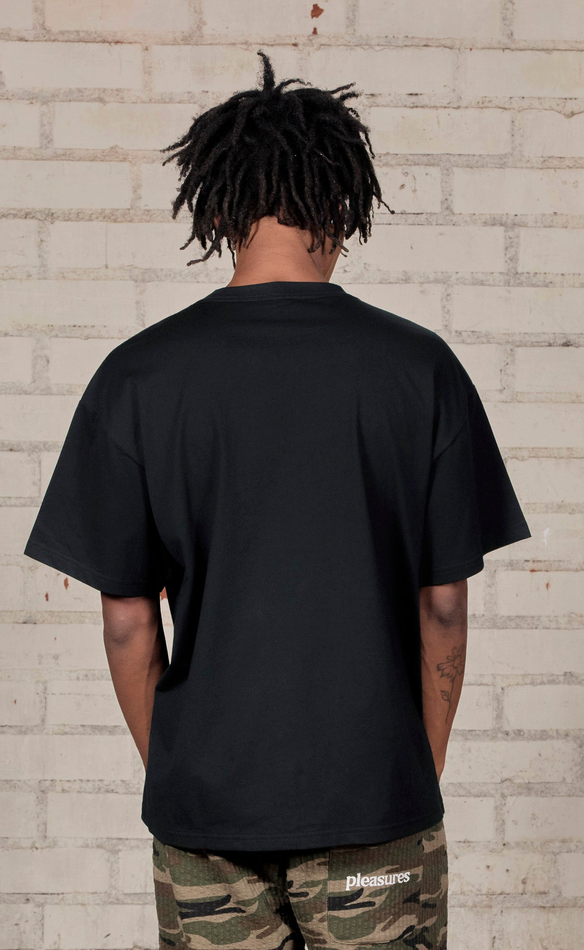 RECLUSE BLACK T-SHIRT