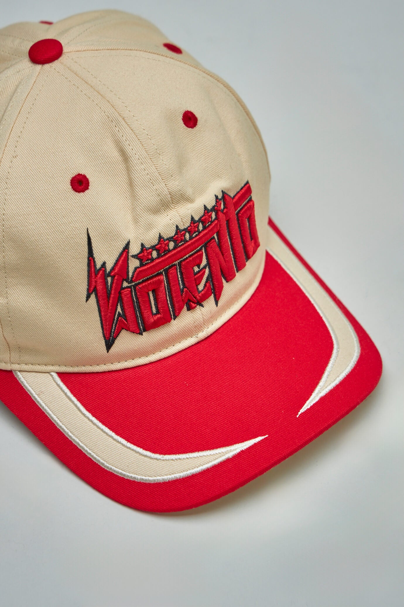 V BASEBALL CREAM RED HAT