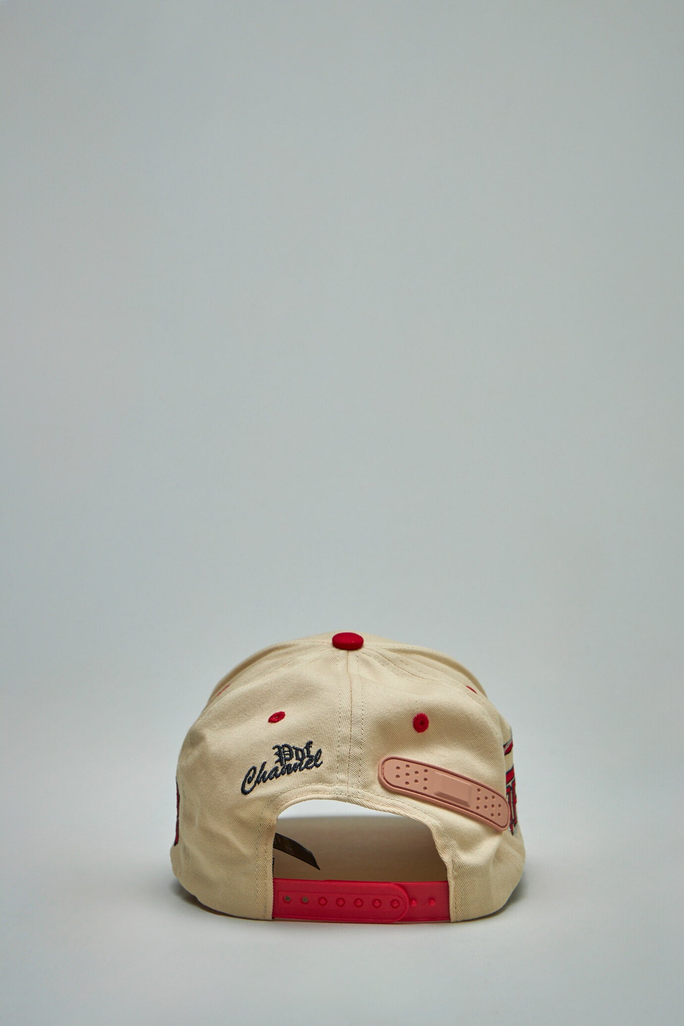 V BASEBALL CREAM RED HAT