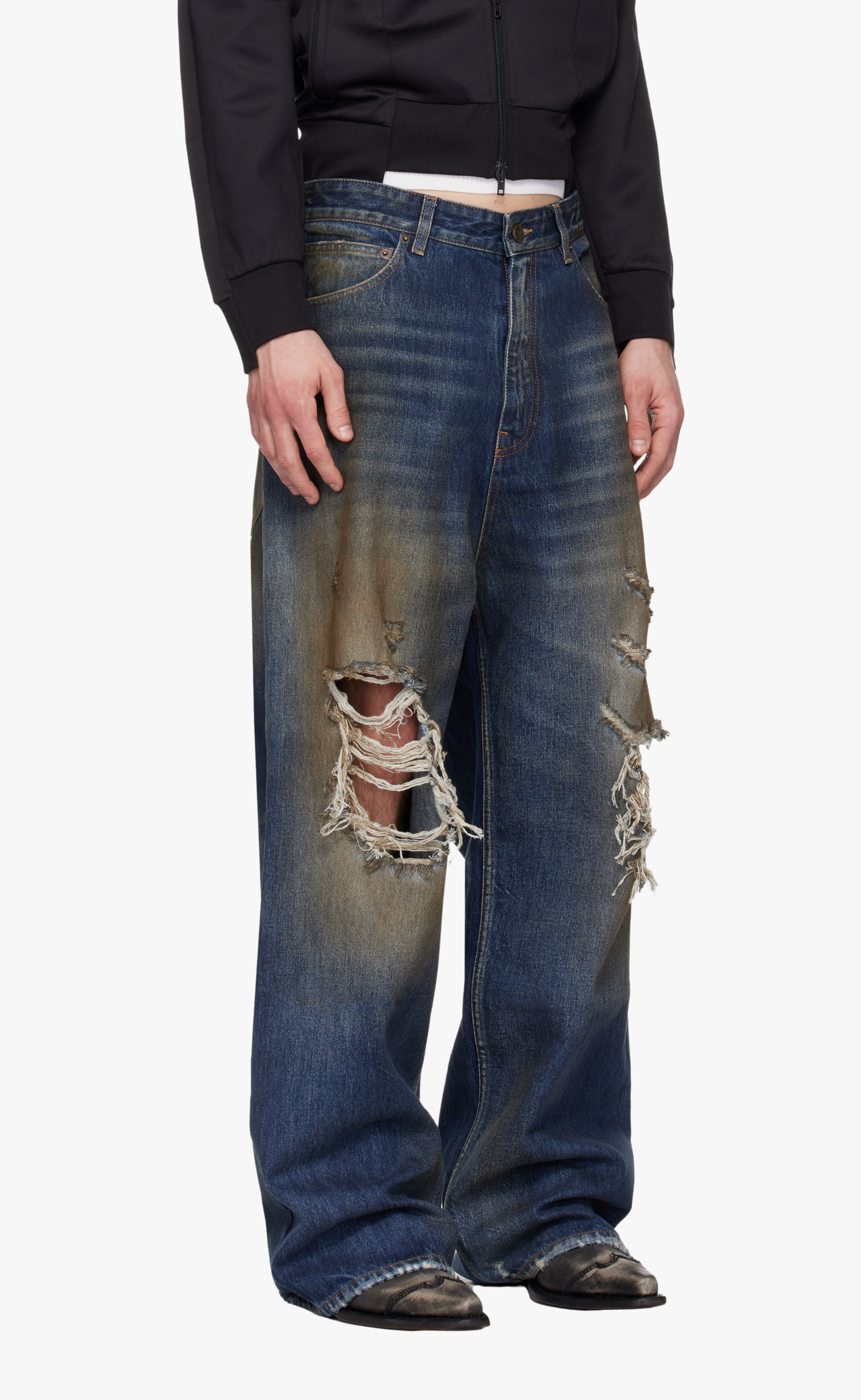 DISTRESSED BLUE JEANS