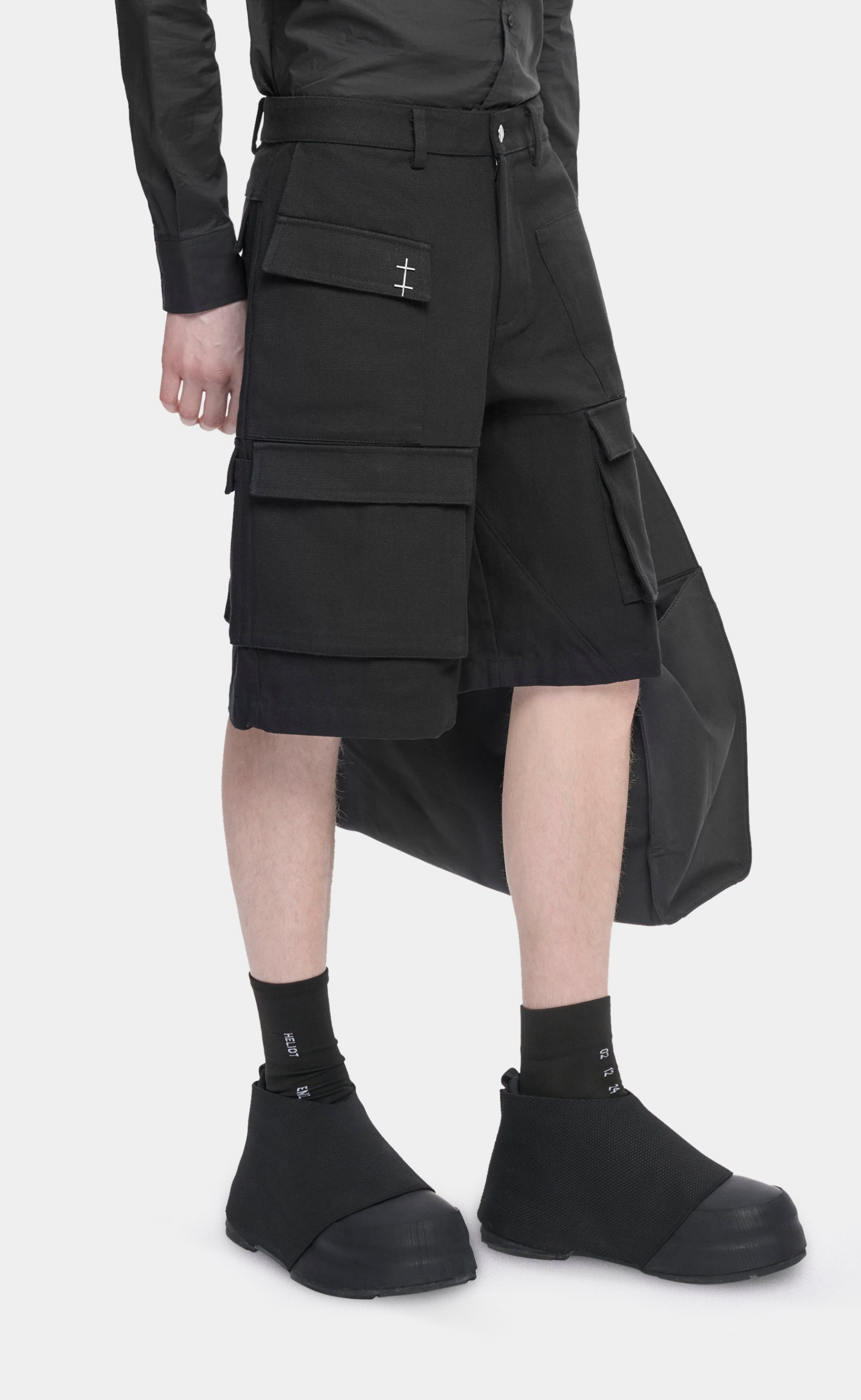 HELIOT CELLULAE CARGO BLACK SHORTS