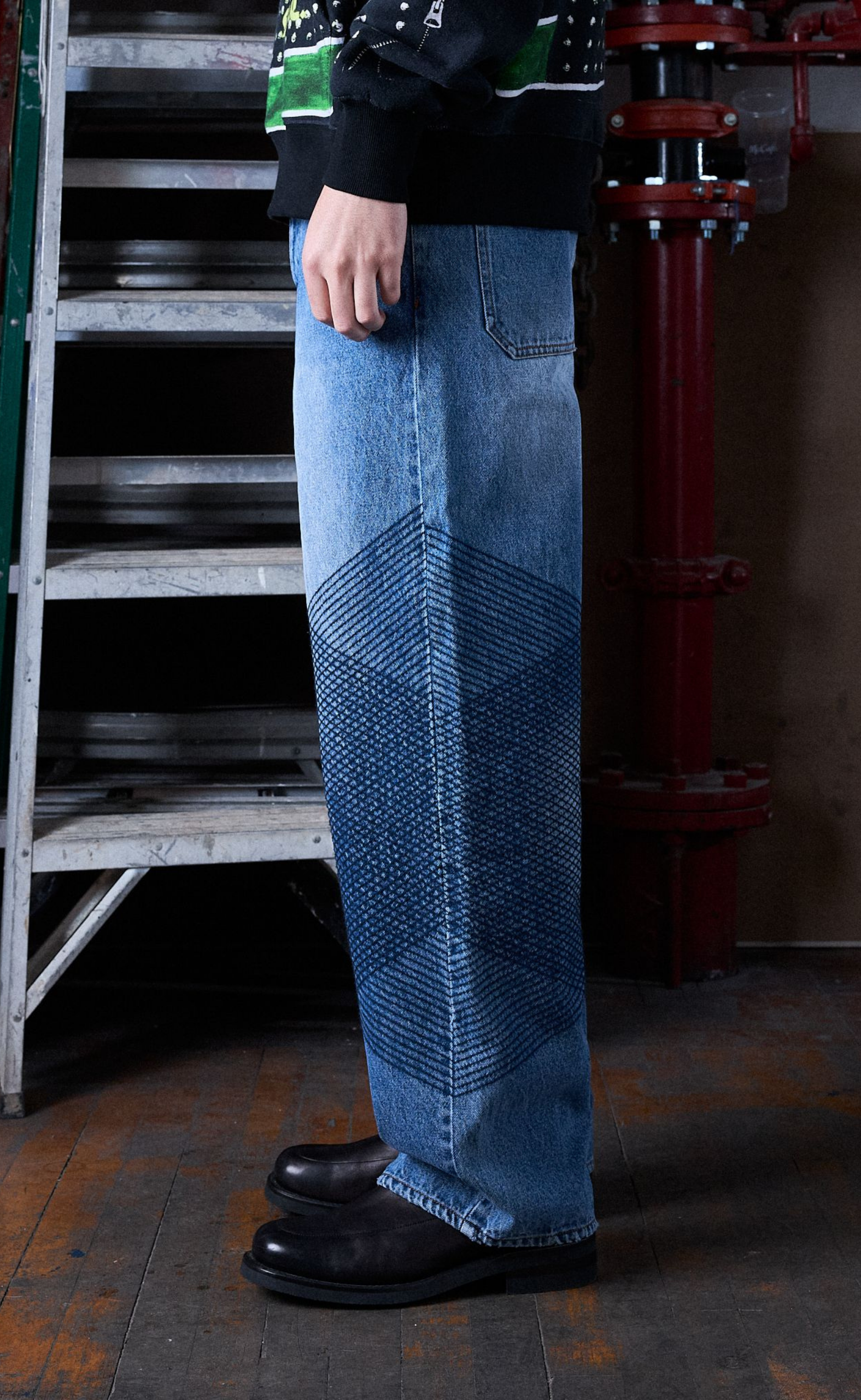 GRID EMBROIDERED BAGGY INDIGO JEANS