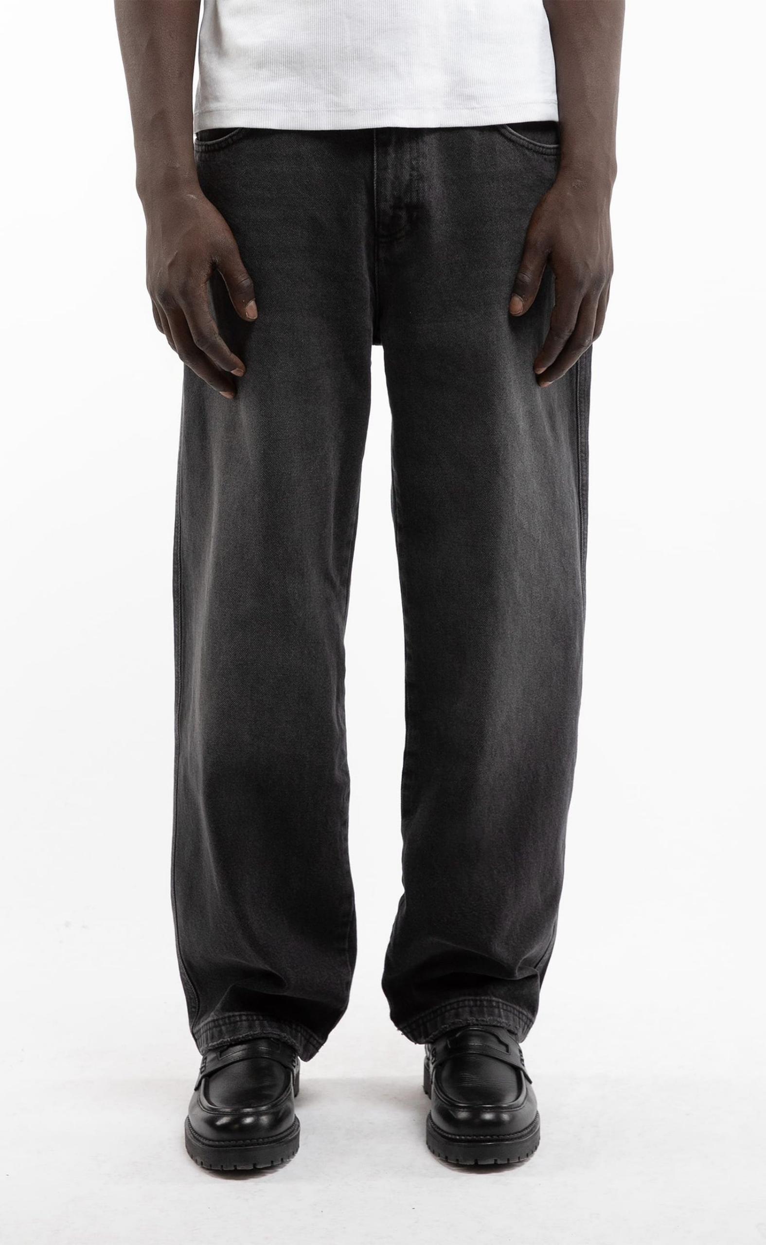 ESSENTIAL STRAIGHT WASHED BLACK JEANS