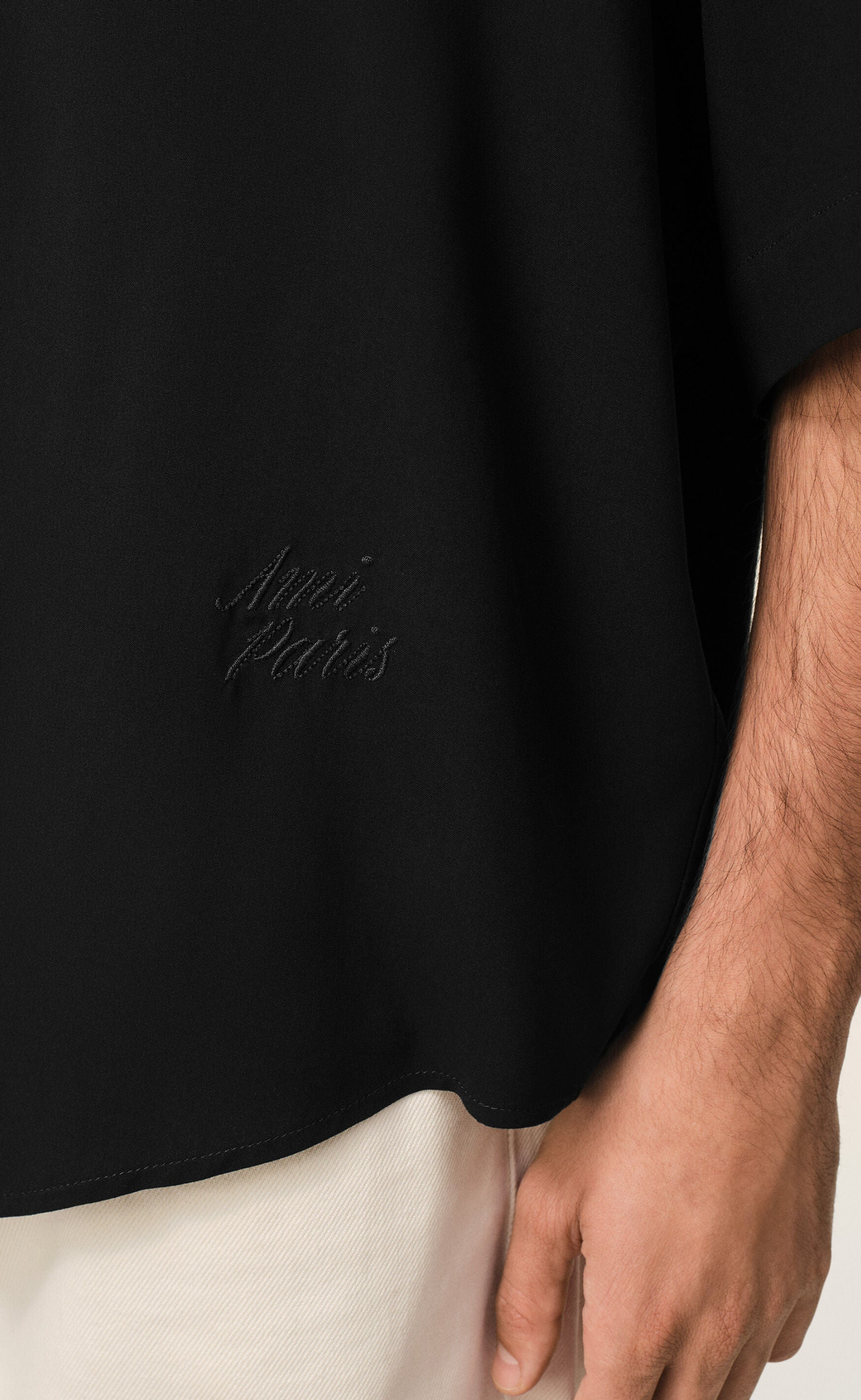 BOXY EMBROIDERED AMI PARIS SHORT SLEEVE BLACK SHIRT