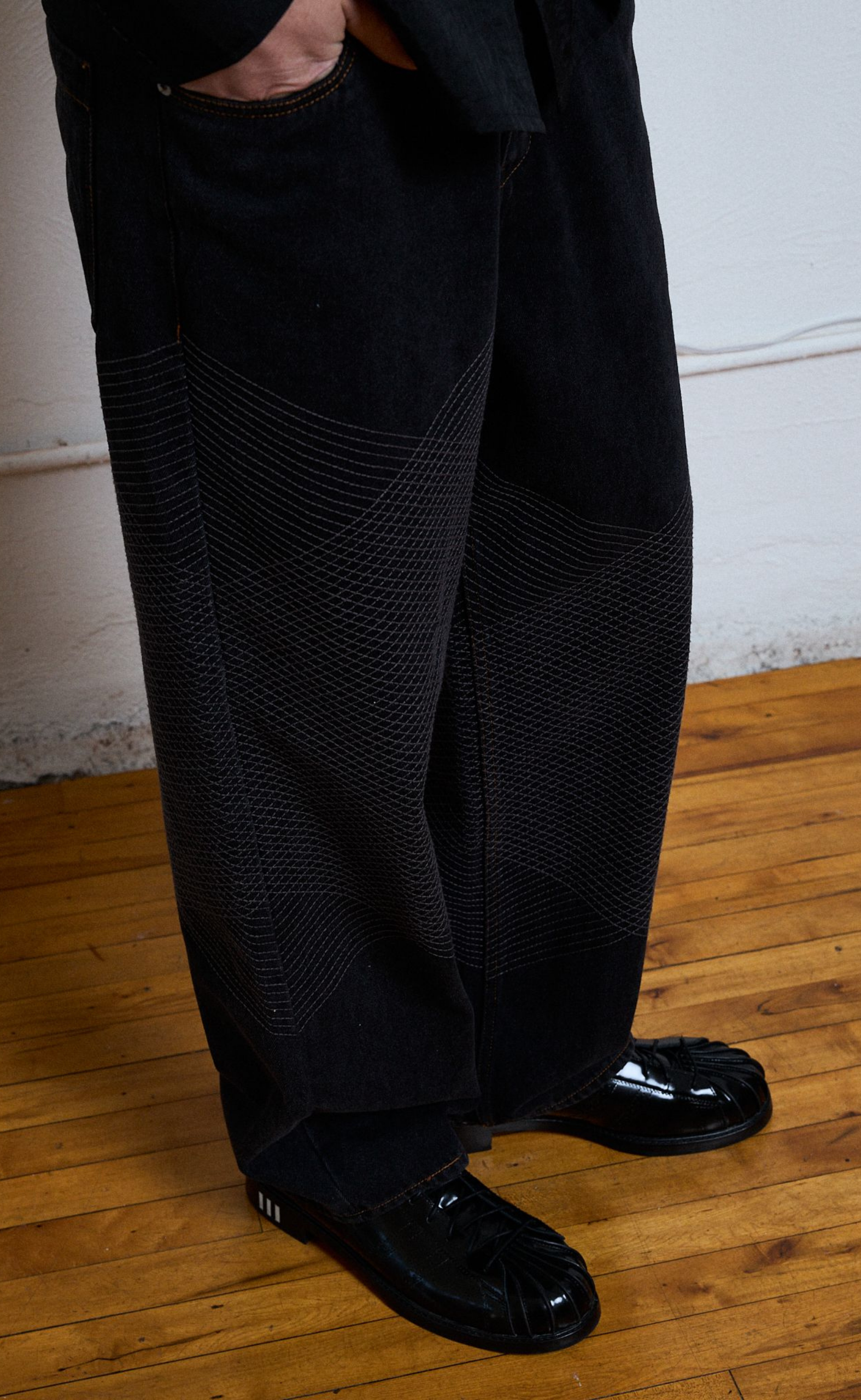 GRID EMBROIDERED BAGGY BLACK JEANS