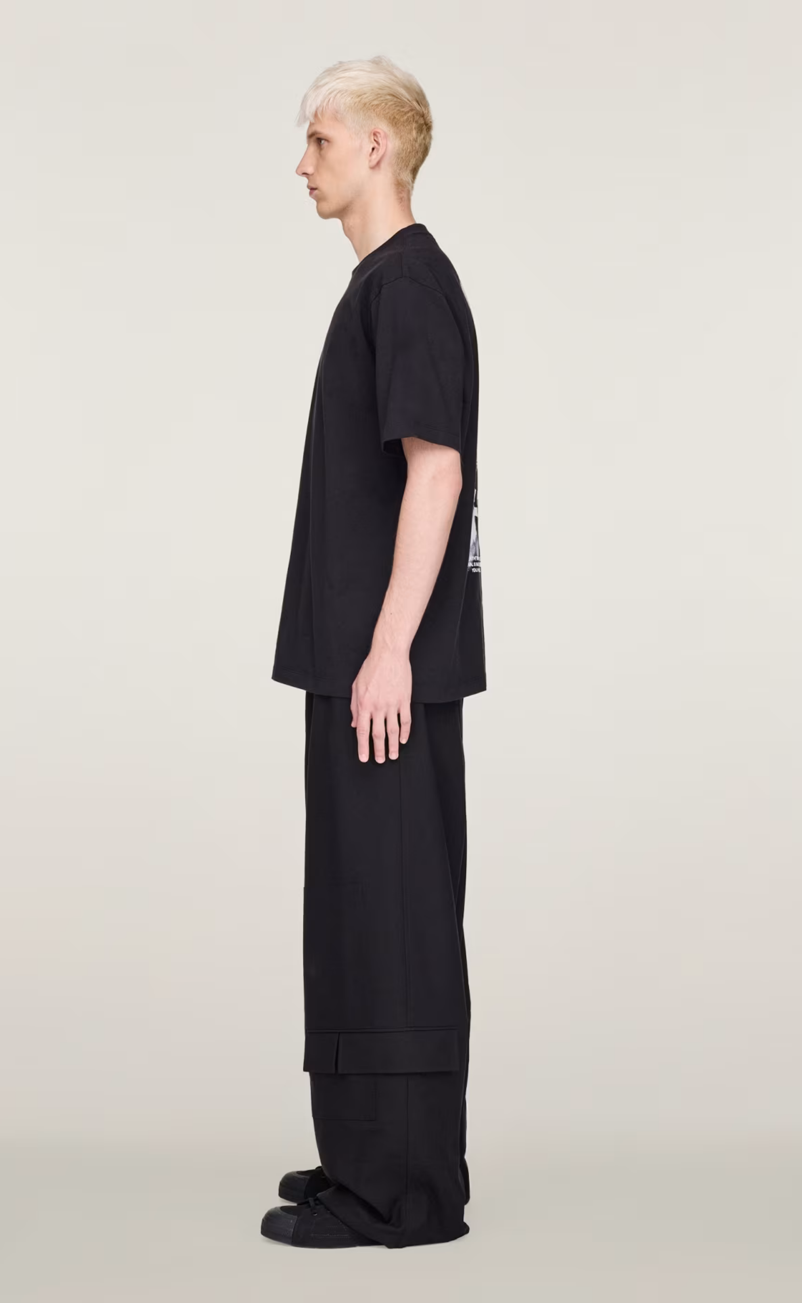 GRAPHIC BLACK T-SHIRT