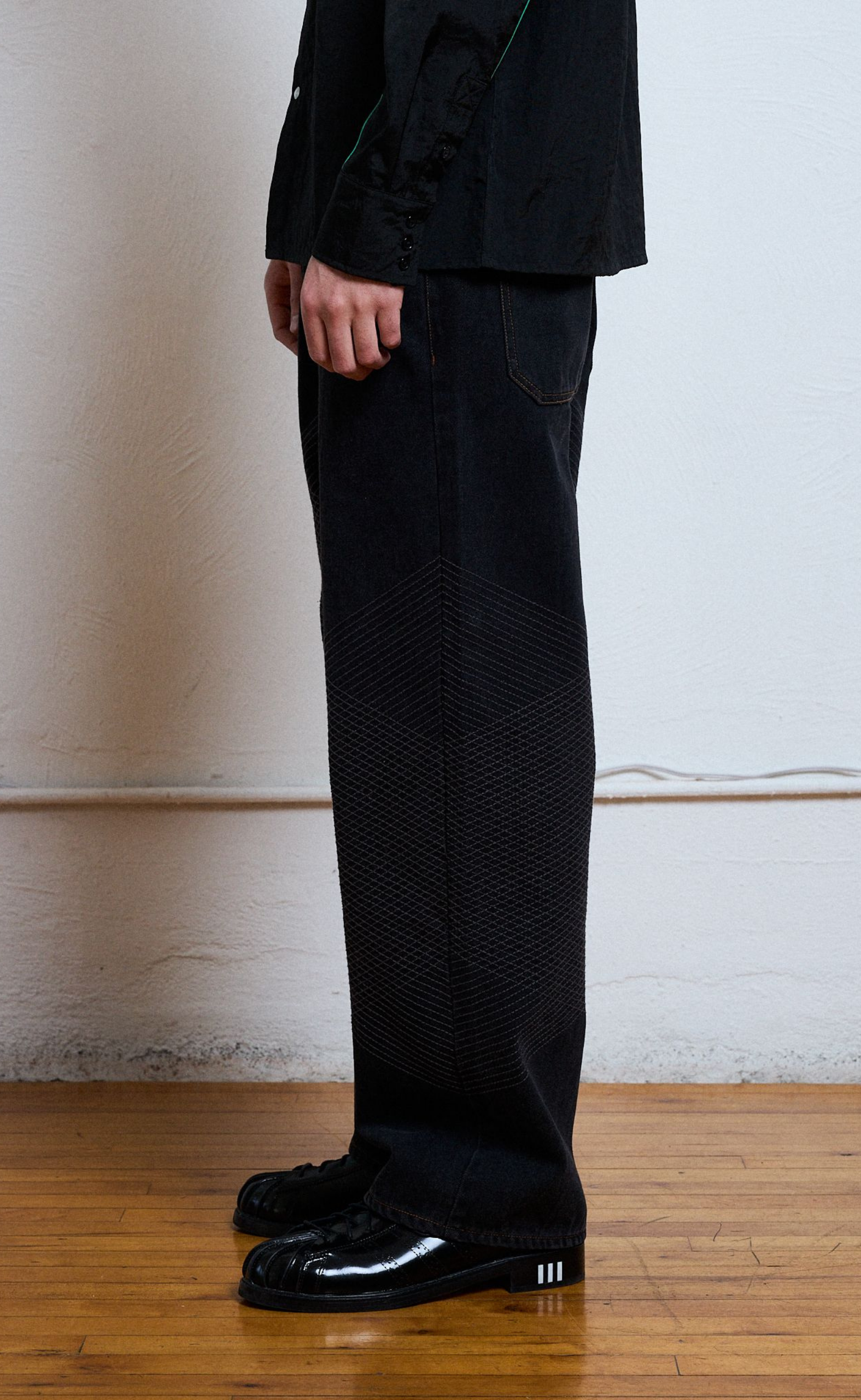 GRID EMBROIDERED BAGGY BLACK JEANS