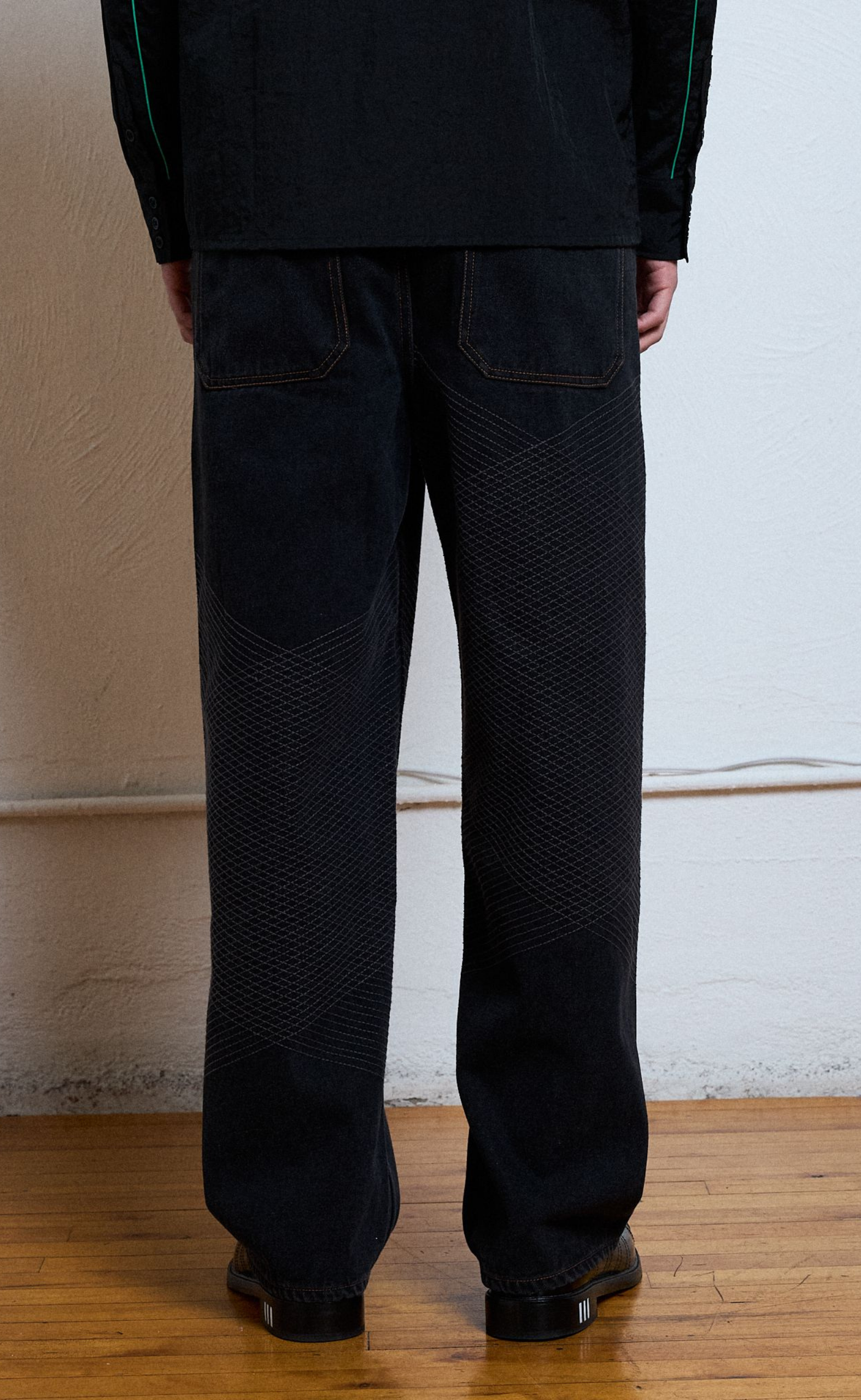 GRID EMBROIDERED BAGGY BLACK JEANS